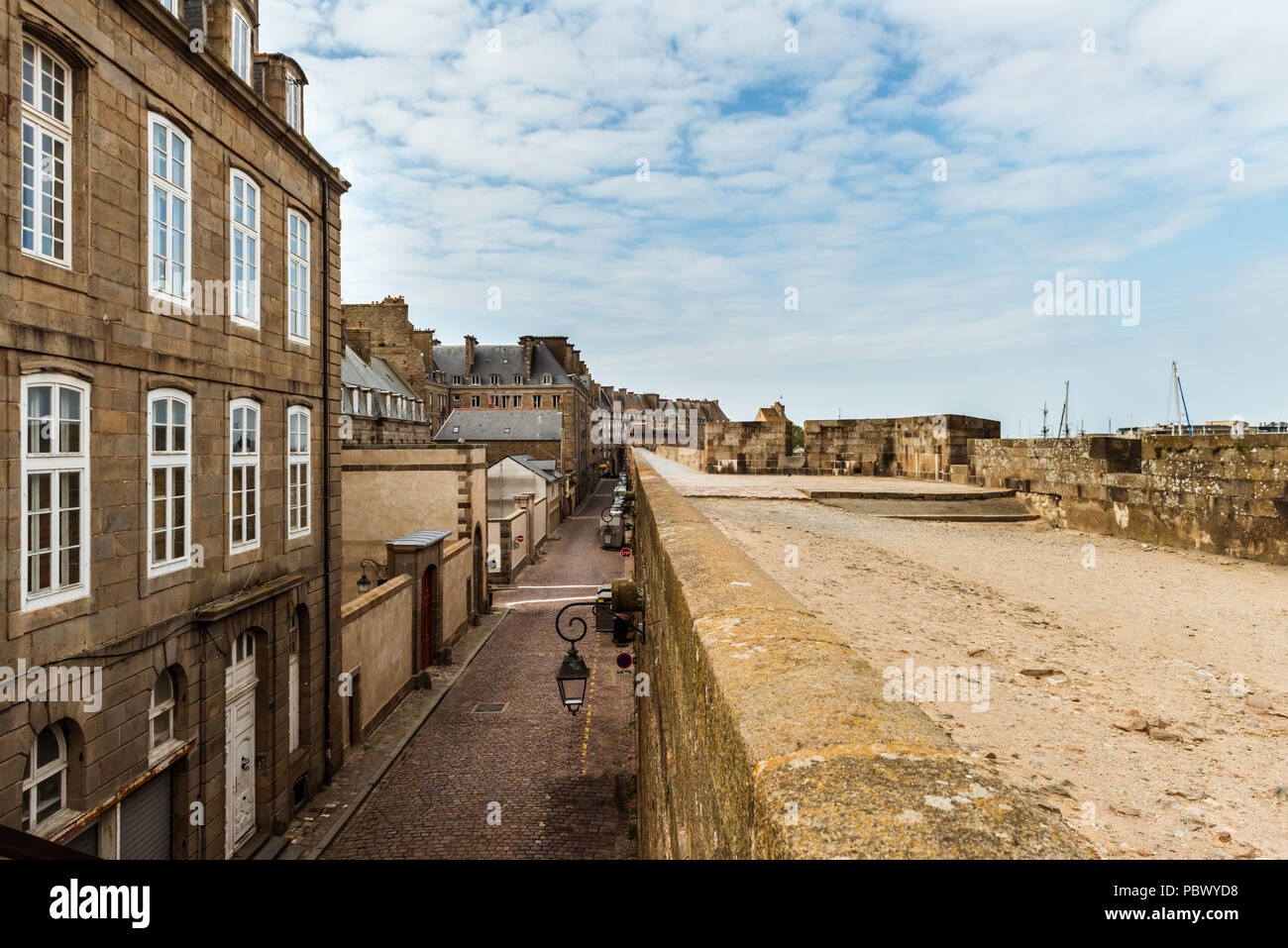 Parete della città case di St. Malo Brittany, Francia Foto Stock