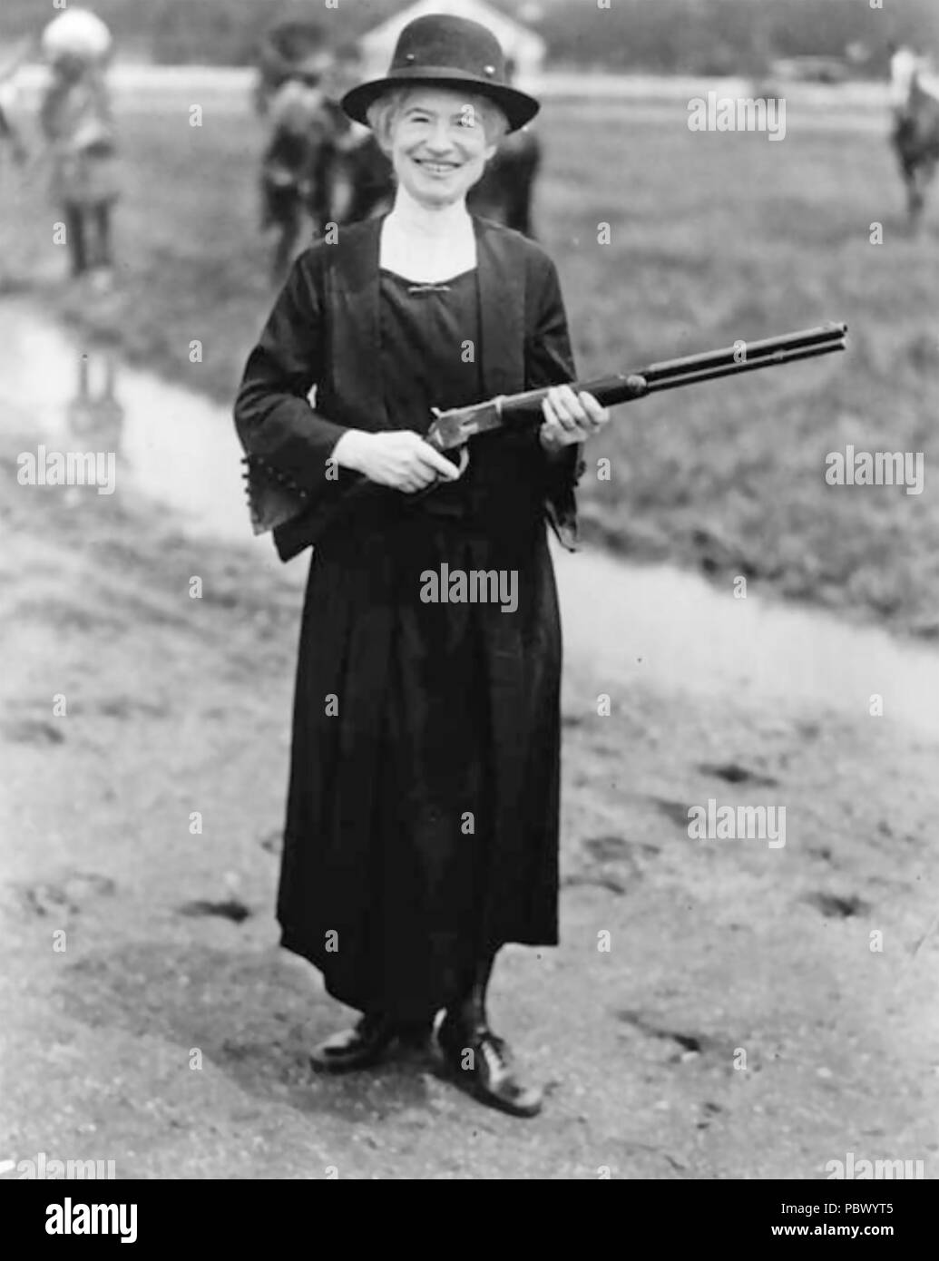 ANNIE OAKLEY (1860-1926) American sharpshooter circa 1922 Foto Stock