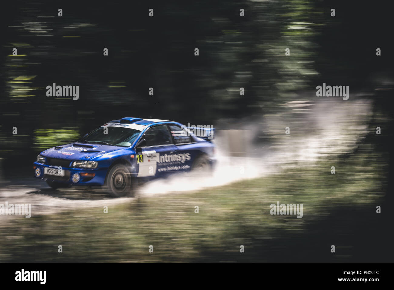 Subaru Impreza WRC World Rally Car in esecuzione a velocità nelle fasi di foresta a Goodwood Festival della velocità 2018 Foto Stock
