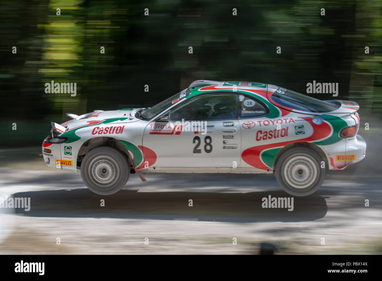 Una Toyota Celica GT-FOUR ST185 rally car salta attraverso l'aria durante la corsa attraverso la foresta rally stadi a Goodwood Festival of Speed 2018 Foto Stock