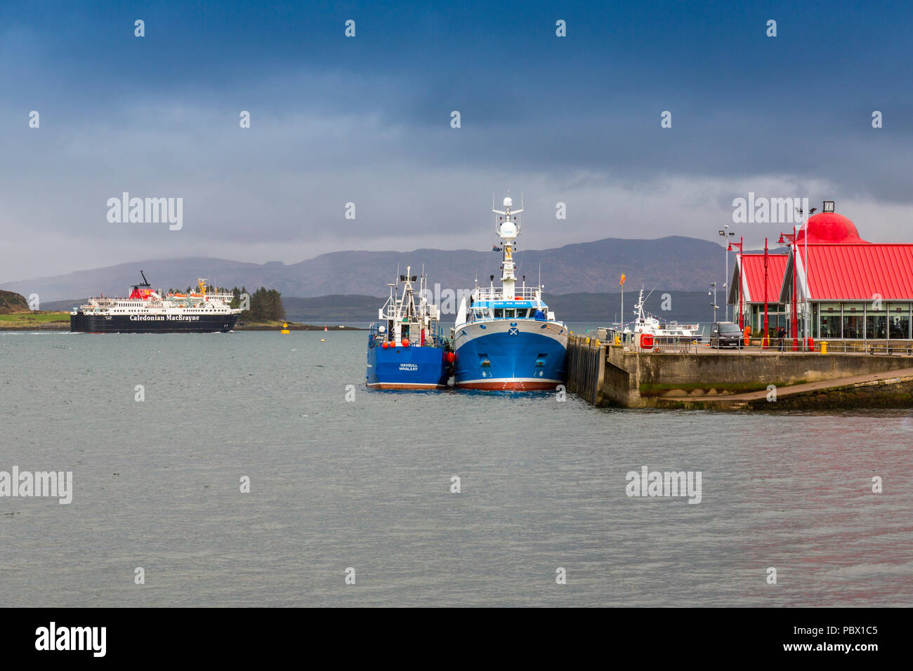 Due coloratissime barche di pescatori ormeggiate presso l'originale North Pier a Oban, Argyll and Bute, Scotland, Regno Unito Foto Stock