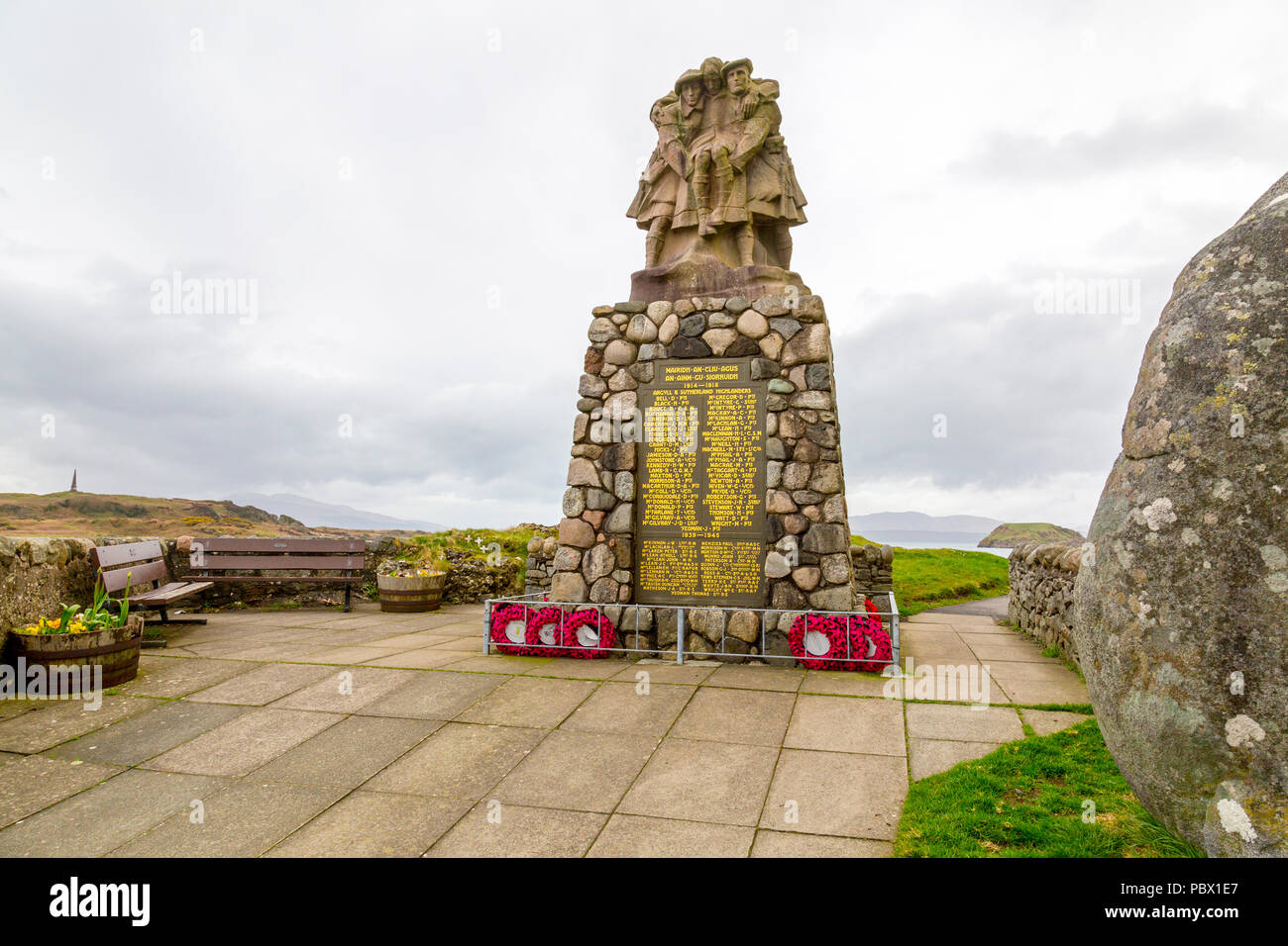 Lungomare Memoriale di guerra ai reggimenti scozzesi che hanno perso gli uomini in due Guerre Mondiali, Oban, Argyll and Bute, Scotland, Regno Unito Foto Stock