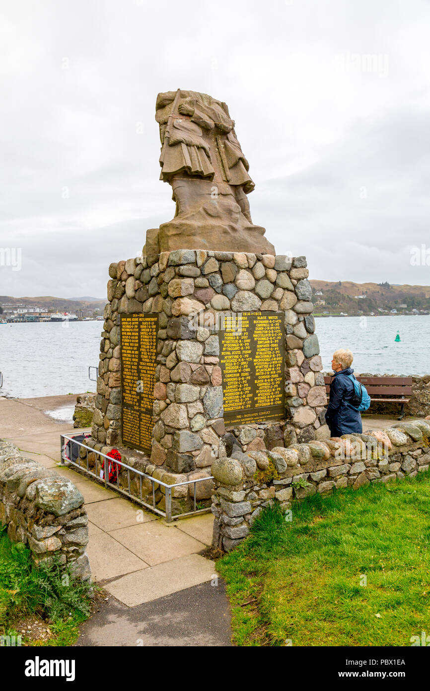 Lungomare Memoriale di guerra ai reggimenti scozzesi che hanno perso gli uomini in due Guerre Mondiali, Oban, Argyll and Bute, Scotland, Regno Unito Foto Stock