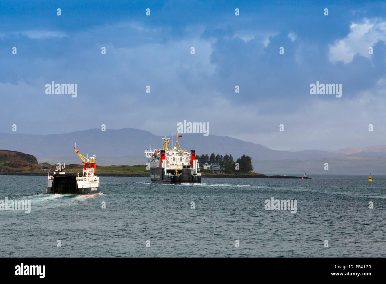 Due CalMac traghetti fare una partenza simultanaeous attraverso Oban Bay, Argyll and Bute, Scotland, Regno Unito Foto Stock