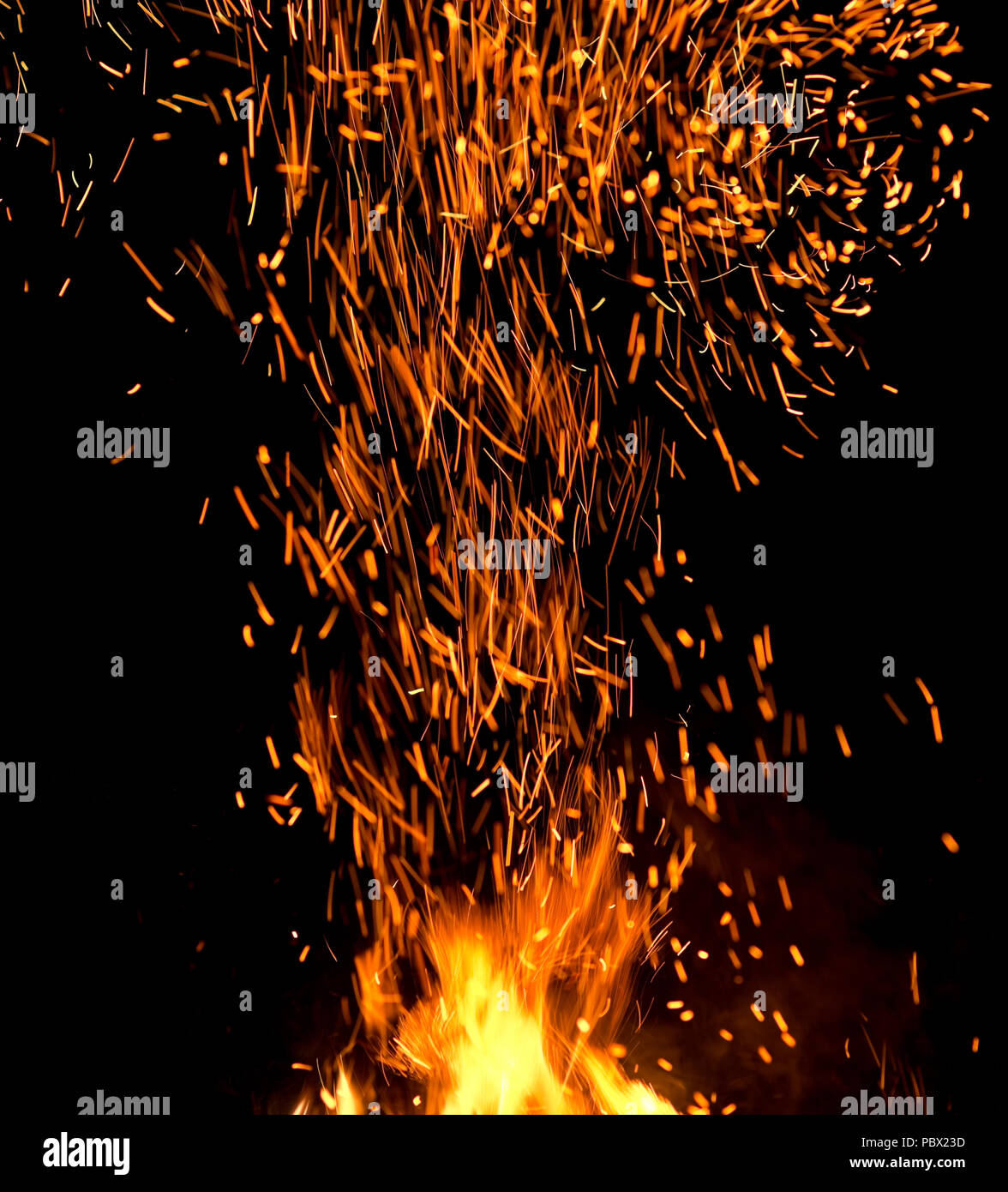 Fiamme di fuoco con scintille su sfondo nero Foto Stock