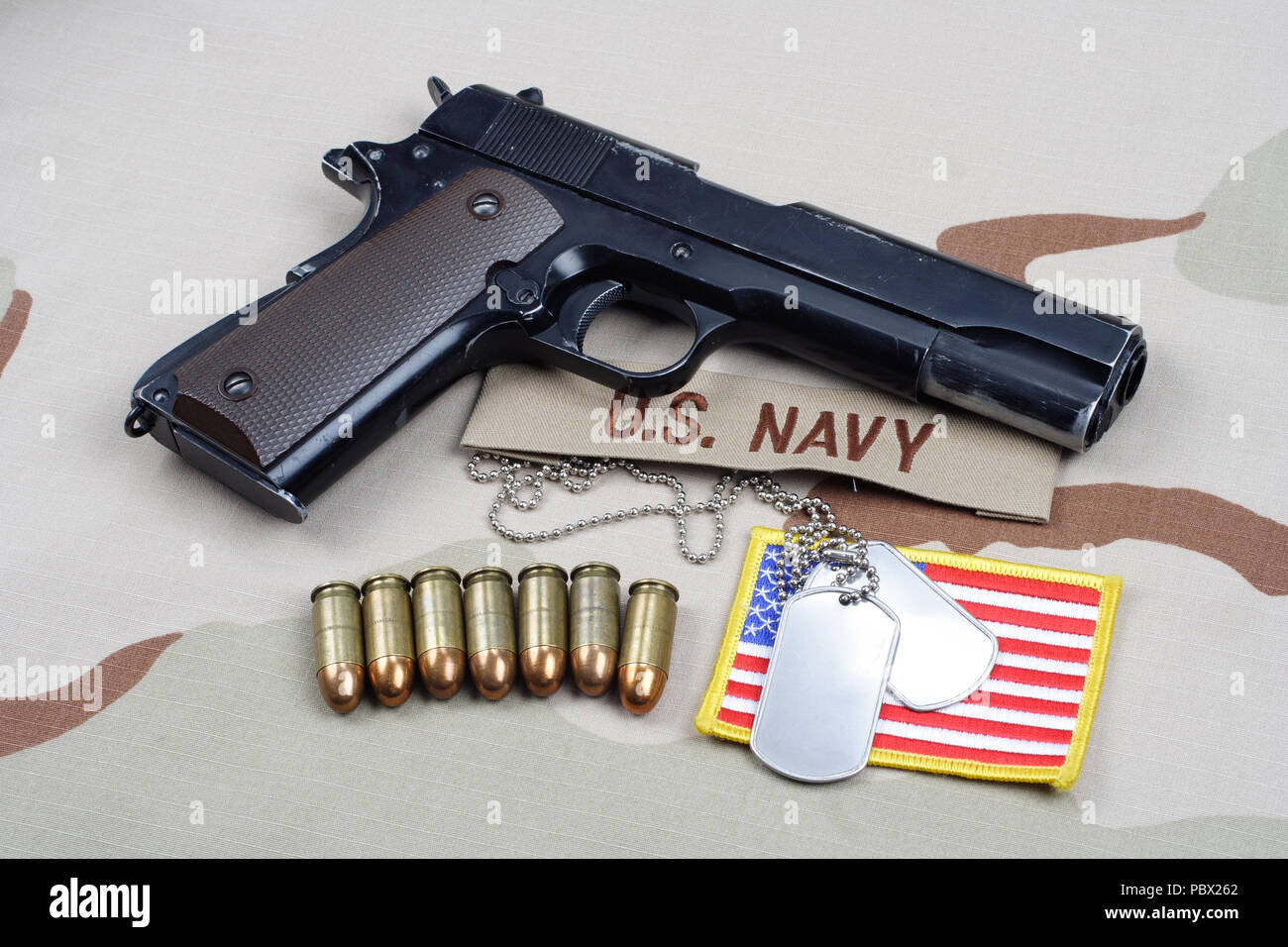 Governo Colt 1911 CON GLI STATI UNITI NAVY sfondo uniforme Foto Stock