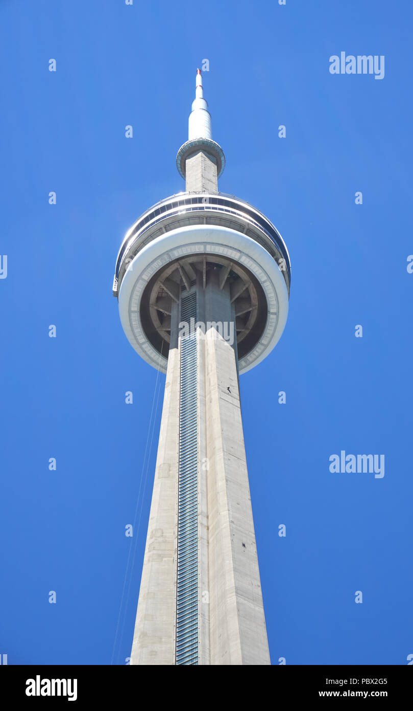 TORONTO, Canada - 15 luglio 2018: vista panoramica della CN Tower a Toronto, Ontario, Canada. La CN Tower è il mondo del nono più alto free-standing struttura, e Foto Stock