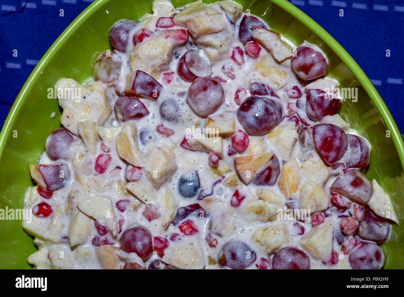 Close up di miste di frutta cremoso Chaat in una ciotola Foto Stock