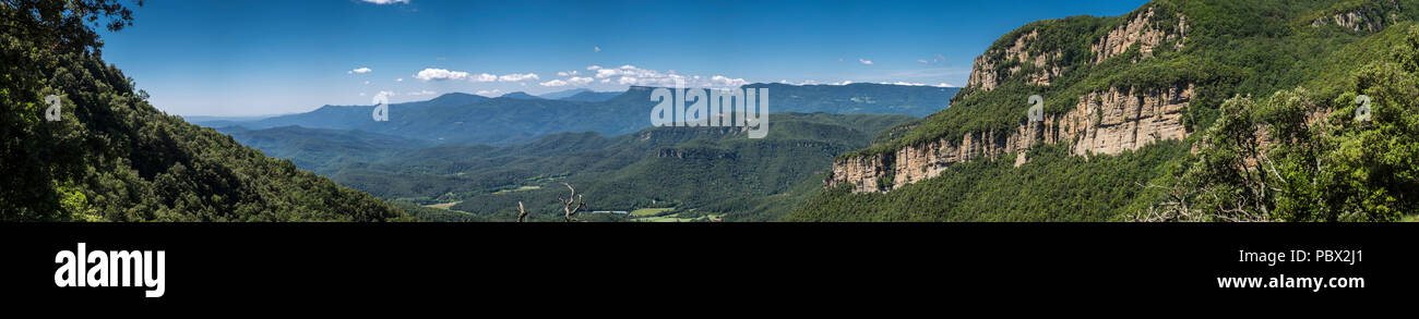 Il panorama dalla Serra de Finestres dei Pirenei catalani, Spagna Foto Stock