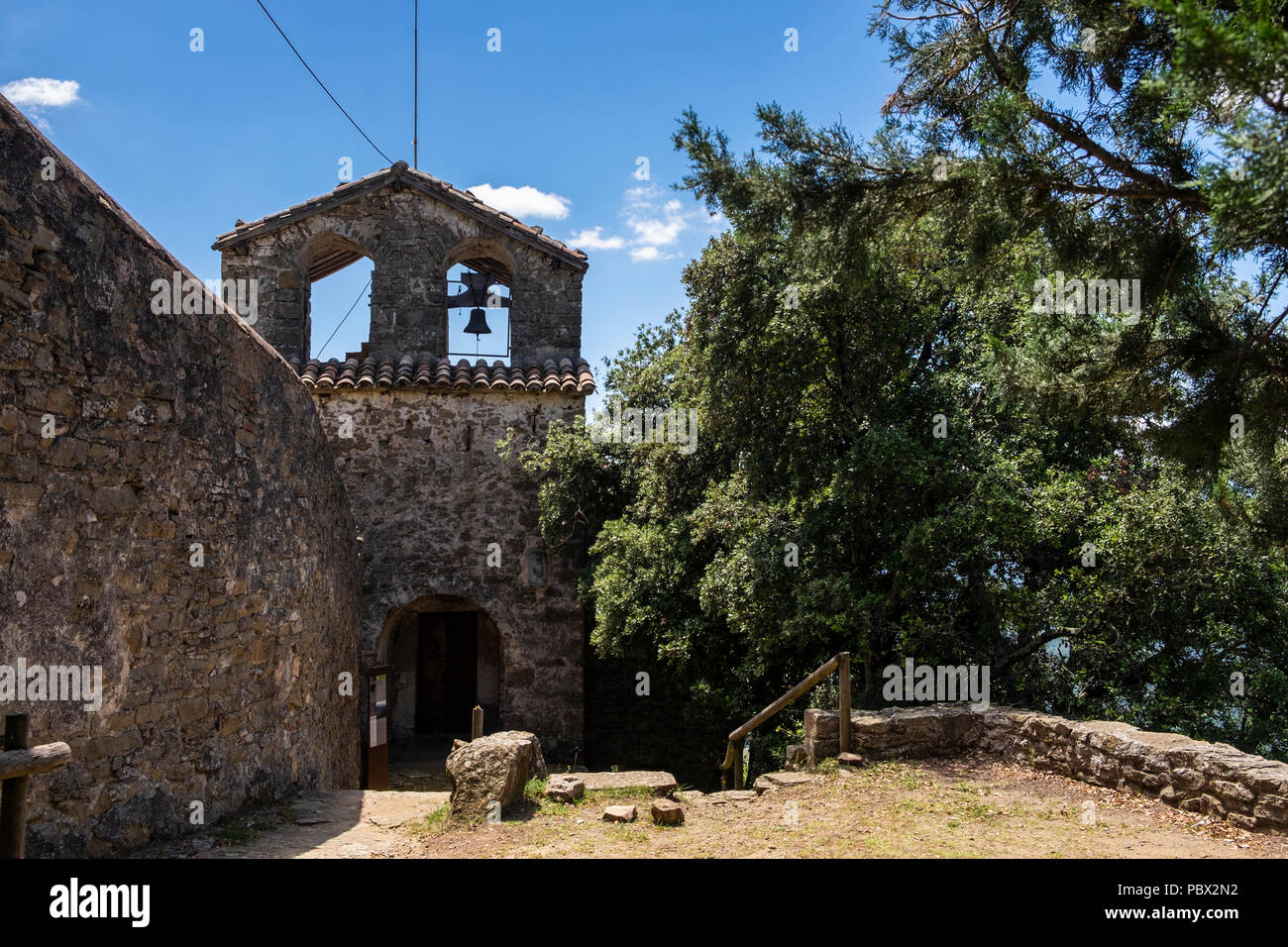 Santuario di Santa Maria de Finestres nei Pirenei vicino a Santa Pau, Catalogna, Spagna Foto Stock