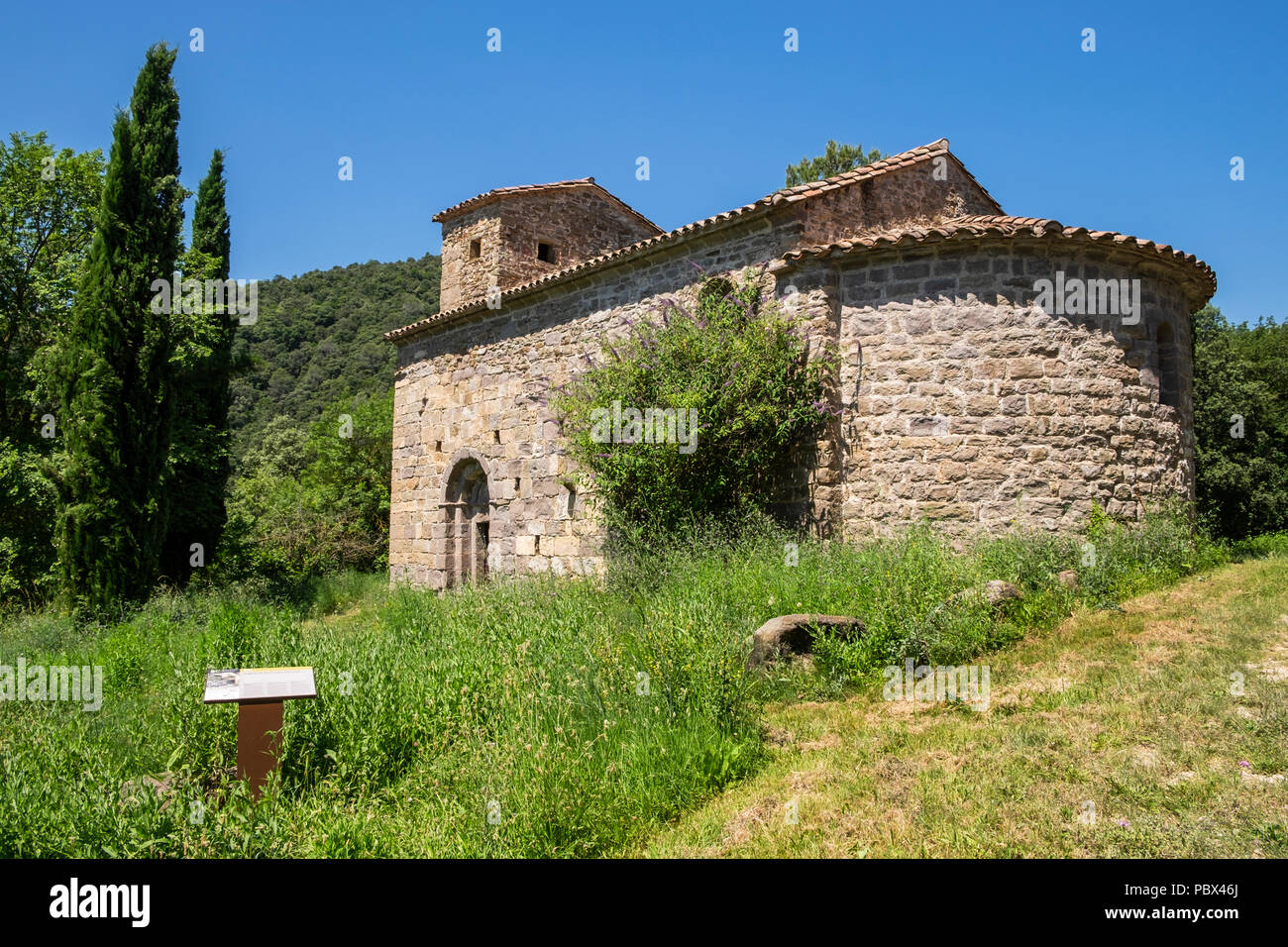 Chiesa di Sant Fruitos lungo il GR2 percorso a piedi in Catalogna tra Santa Pau e Besalu, Spagna Foto Stock