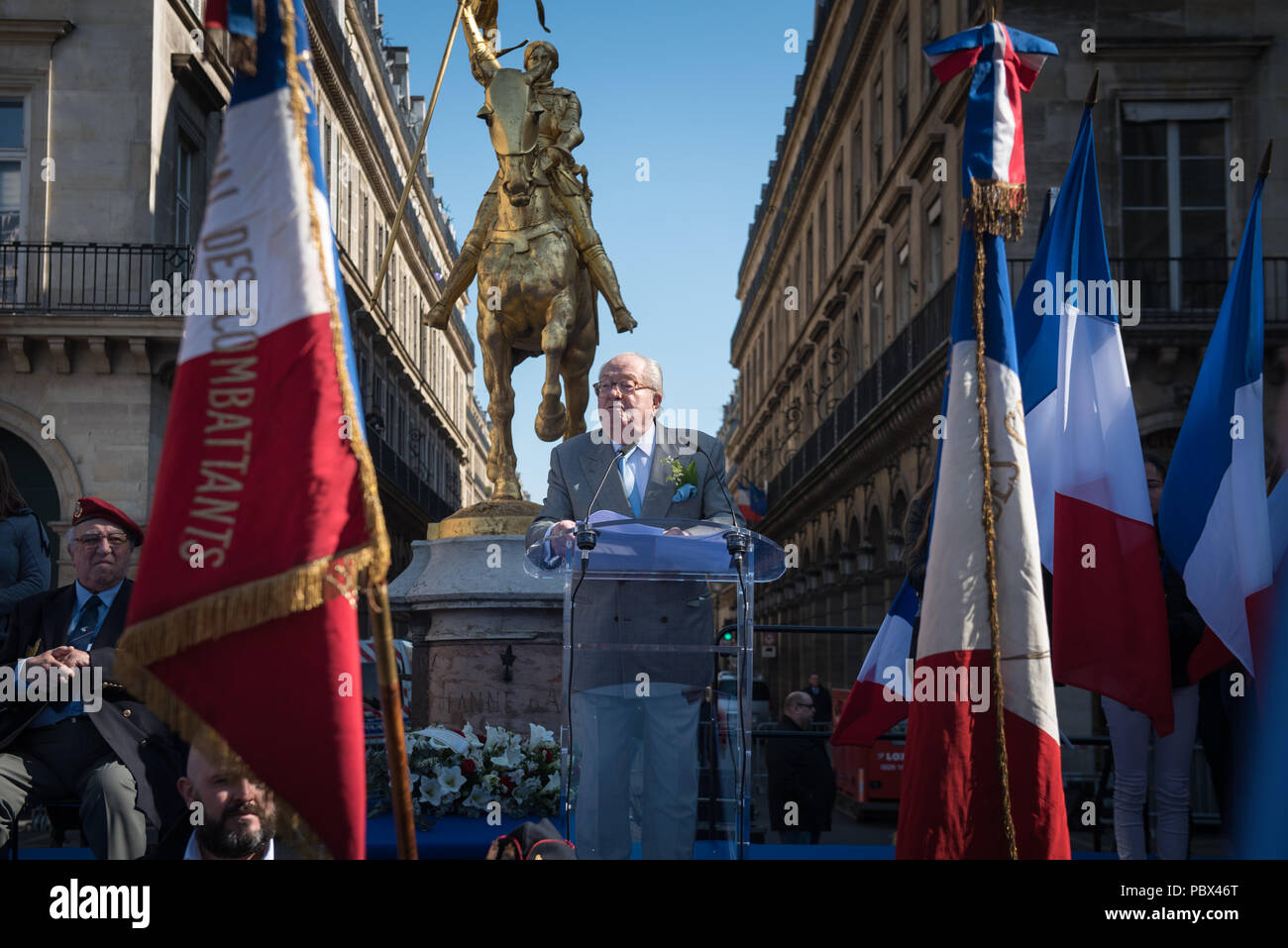 Place des Pyramides, Parigi, Francia. Il 1 maggio 2016. Jean-Marie Le Pen, che ha guidato il Fronte nazionale partito dalla sua fondazione nel 1972 fino al 2011 ed è ru Foto Stock