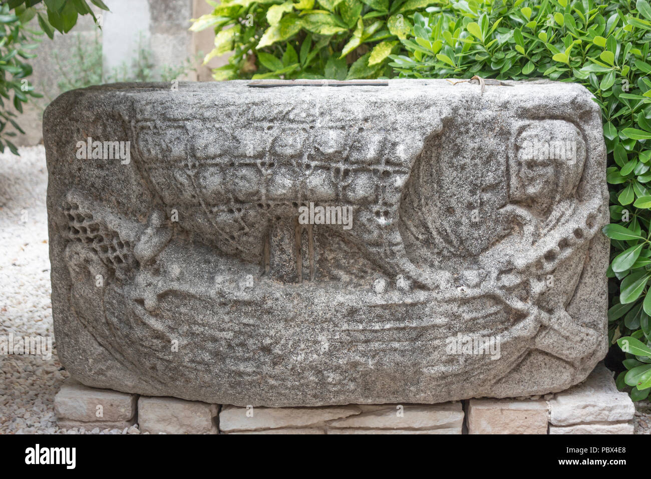 Il romano Horreum, un ex magazzino del grano, sotterraneo costruito come un criptoportico, Narbonne, regione Occitanie, Francia. Stampaggio di un bassorilievo. Foto Stock