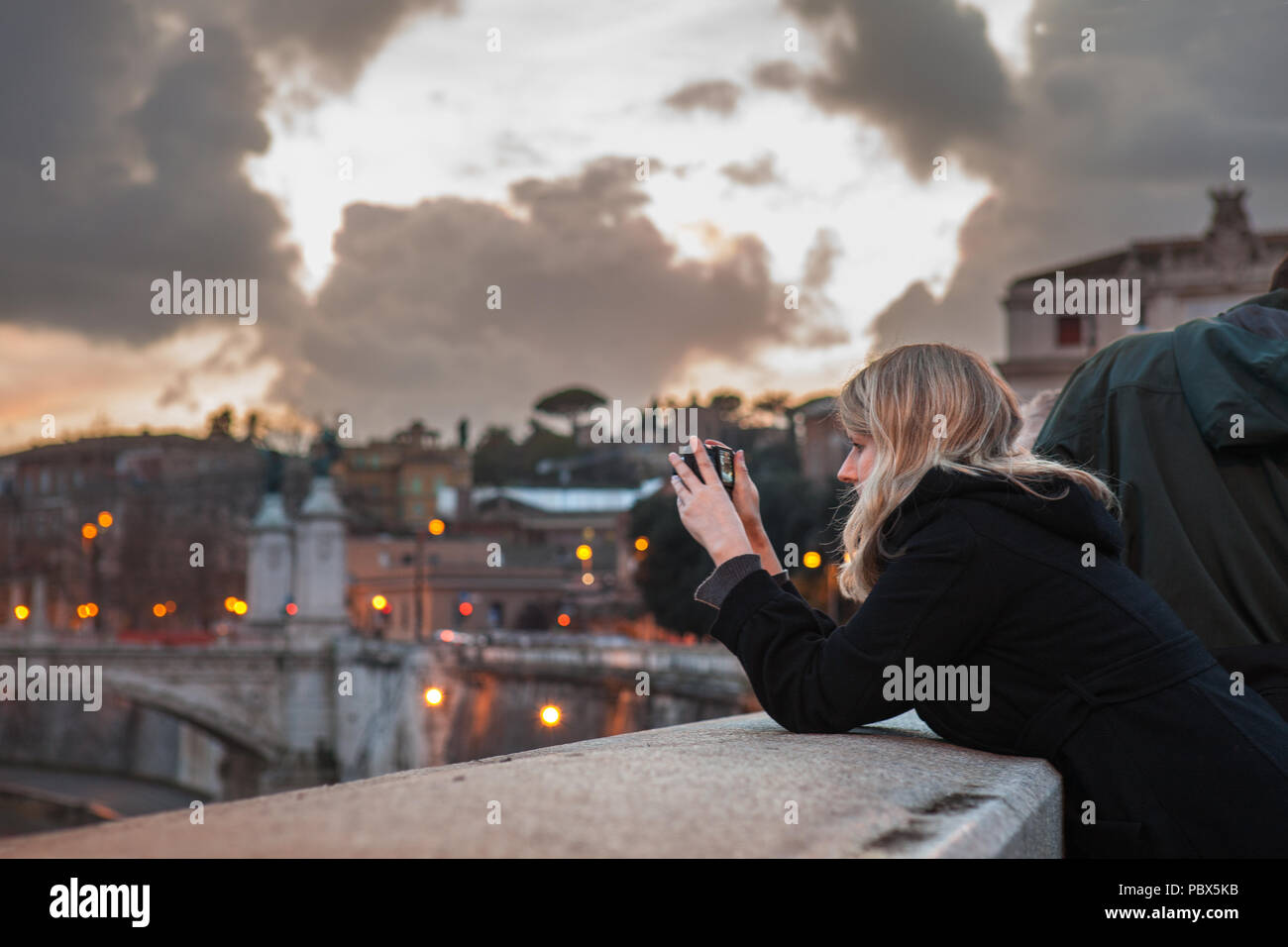 turista che scatta una foto al tramonto. Roma, Italia, Europa Foto Stock