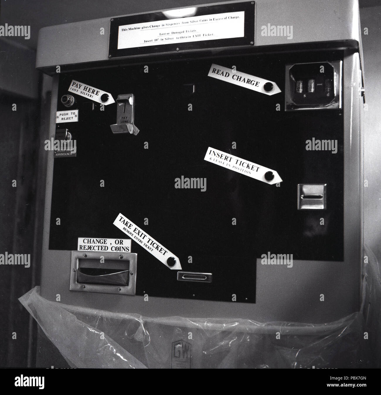 1967, immagine mostra la parte esterna di un nuovo a più piani a gettoni Parcheggio auto ticket machine o metro, dando l'auto proprietario il diritto di parcheggiare il proprio veicolo in un luogo particolari per un periodo di tempo, Inghilterra, Regno Unito. Parcheggio metri erano relativamente nuovo per la Gran Bretagna è solo di essere introdotto per la prima volta nel 1958 a Londra per il parcheggio in strada. Foto Stock