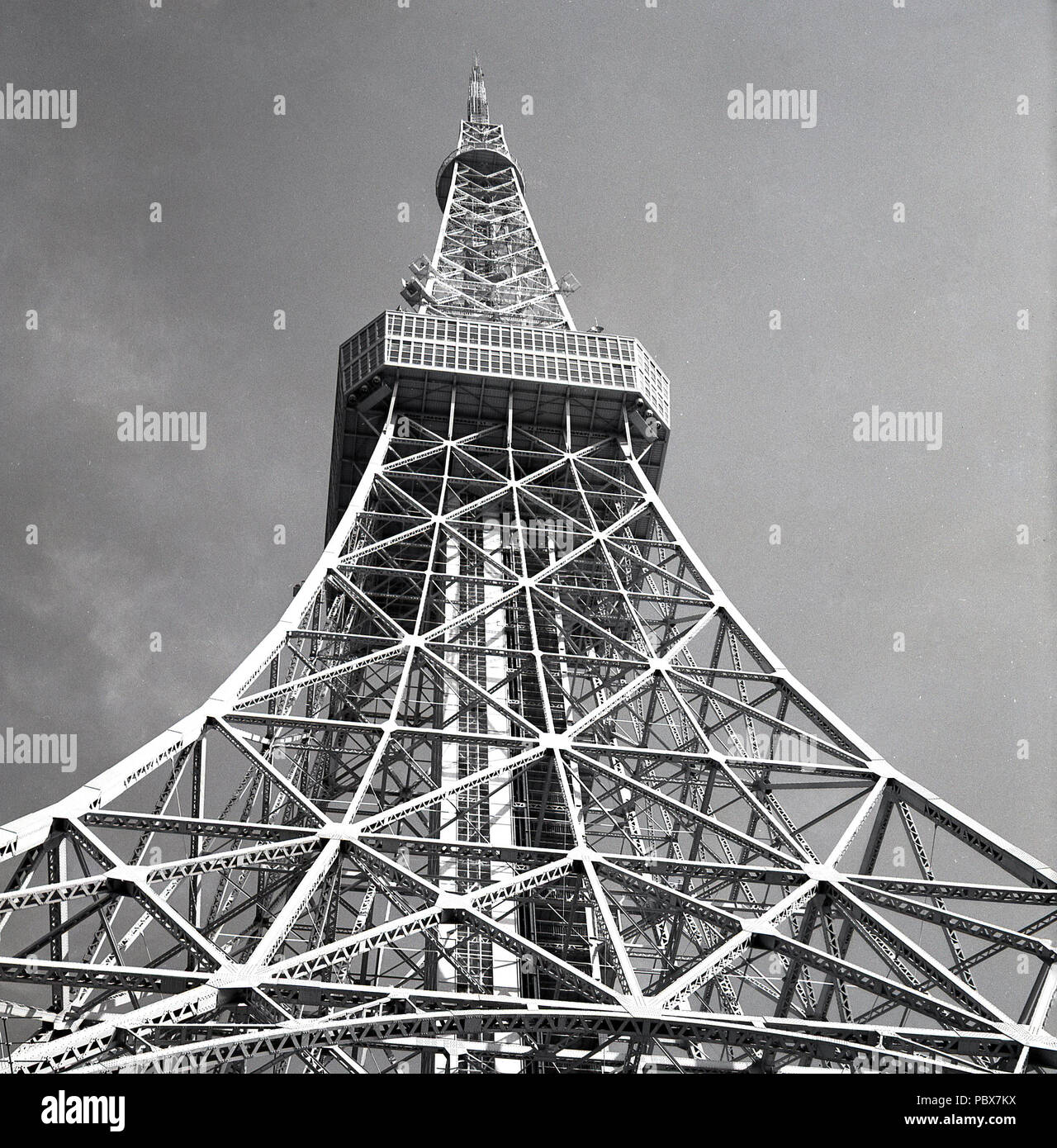 1958, storico, vista dal basso della torre di Tokyo di recente costruzione, un alto - oltre 1.000 piedi (333 metri) di altezza - telecomunicazioni e torre di osservazione, Tokyo, Giappone. Una torre in traliccio d'acciaio, basata sul disegno della torre Eiffel di Parigi, quando fu costruita era la torre autoportante più alta del mondo. Progettato dall'architetto giapponese, Tachu Naito, famoso come il padre del disegno dell'edificio antisismico. Foto Stock