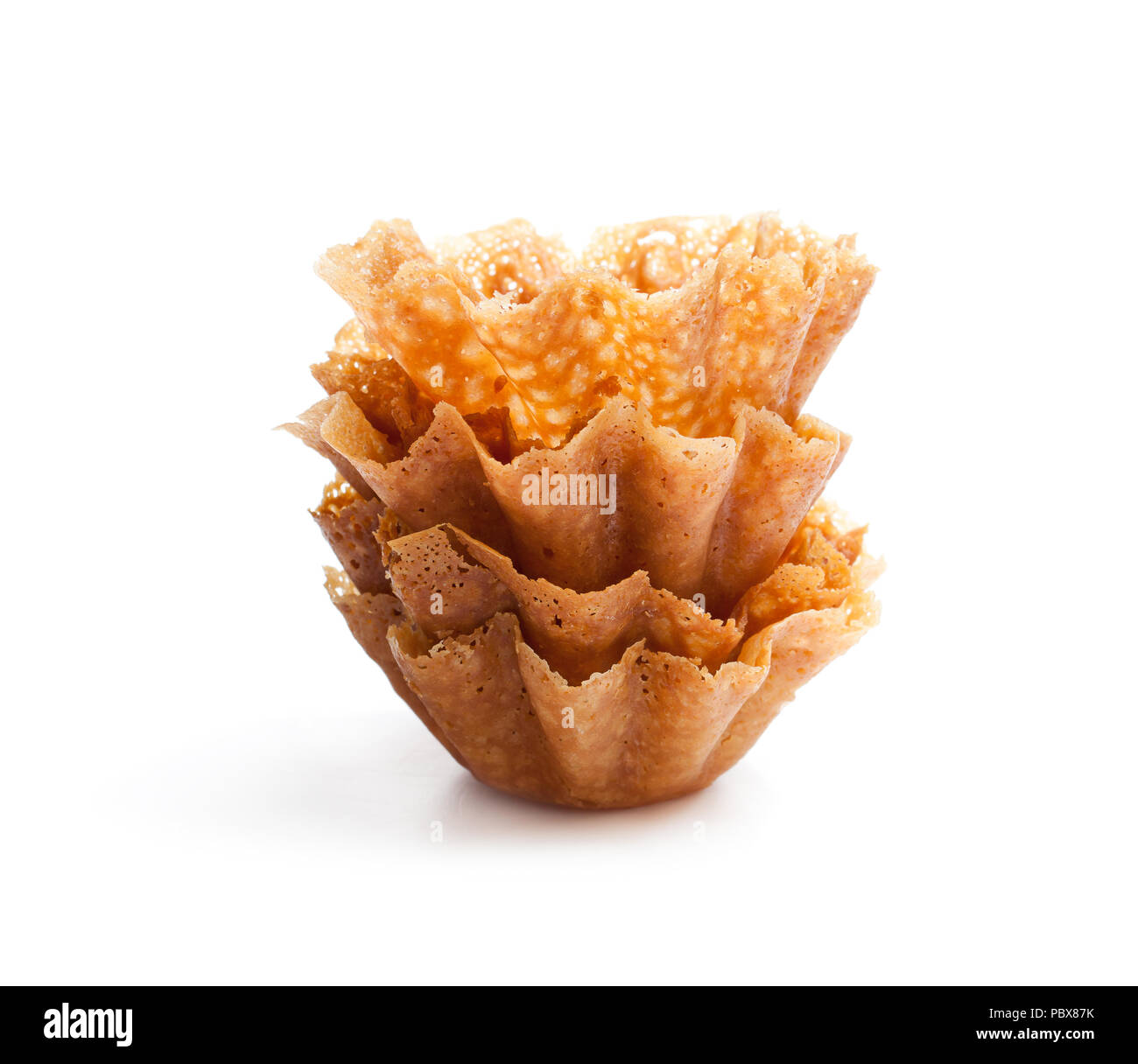 Il Brandy snap ceste isolato su bianco Foto Stock