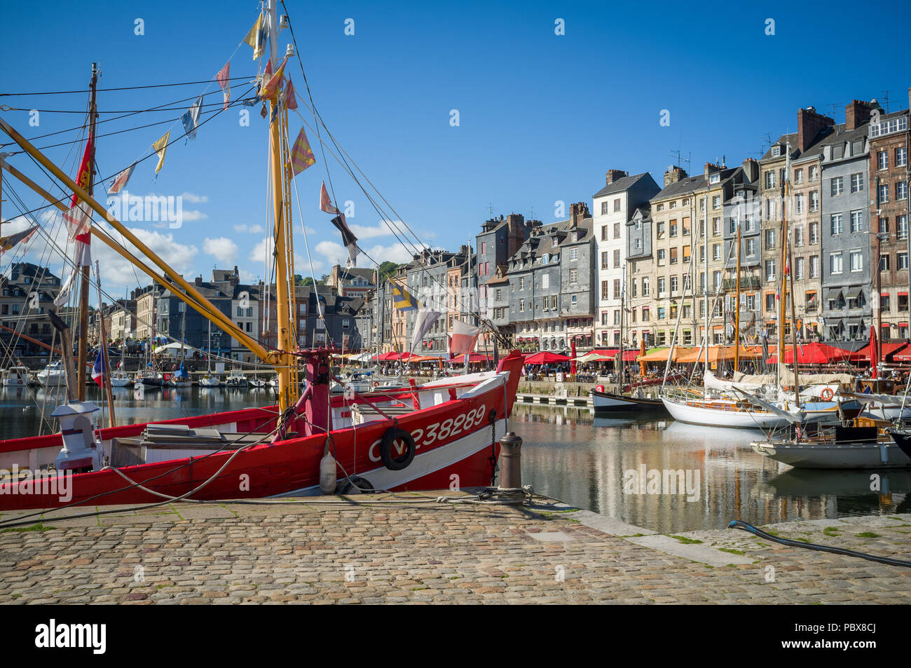 Storica la pesca in barca nel porto antico, Vieux Bassin, a Honfleur, Normandia, Francia Foto Stock