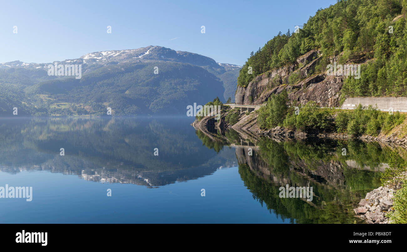 Bella riflessione di montagne nelle acque del lago Suldalsvatnet Foto Stock