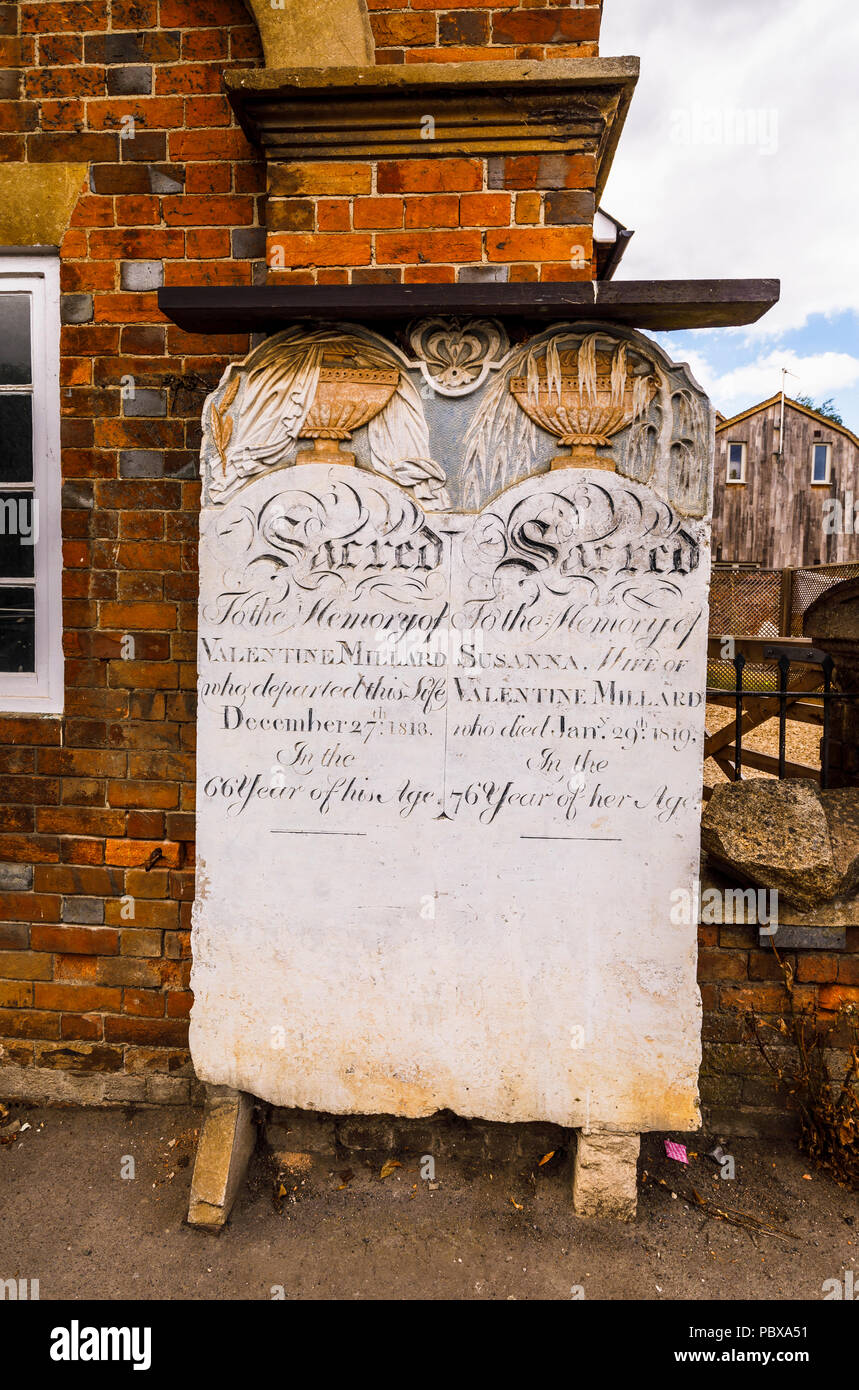 Xix secolo Lastra tombale al di fuori del Post Office da un ex scalpellino's yard in grande Bedwyn, un villaggio rurale nel Wiltshire, Inghilterra meridionale Foto Stock