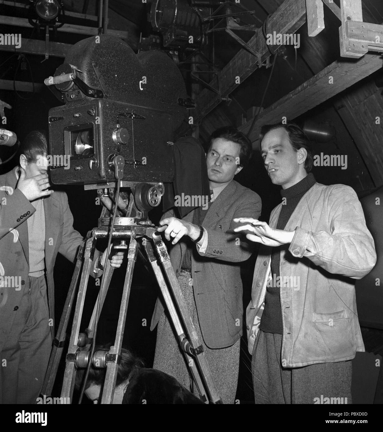Ingmar Bergman. 1918-2007. Regista svedese. Nella foto qui 1948 sul set di un film del film la notte è il mio futuro insieme con film fotografo svedese Göran Strindberg. Fotografo: Kristoffersson/AF19-6 Foto Stock