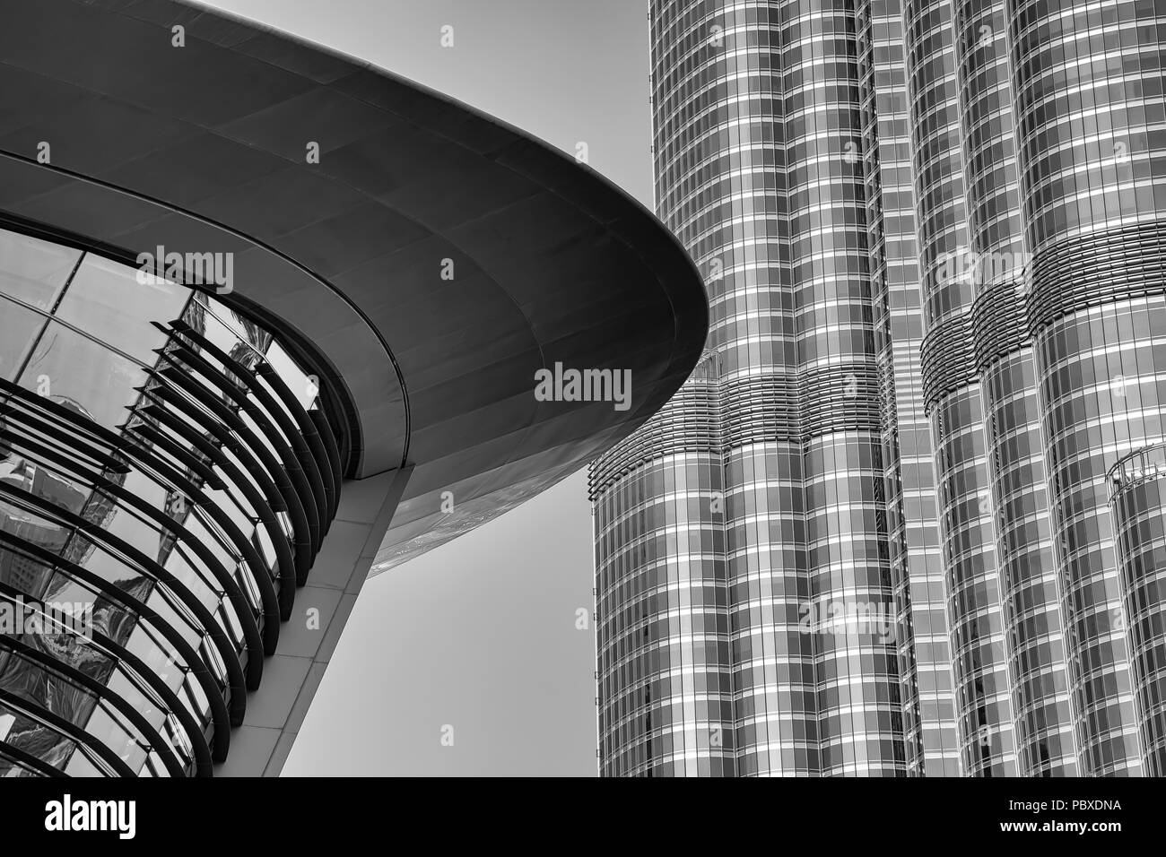 Dubai Opera House e il Burj Khalifa Foto Stock