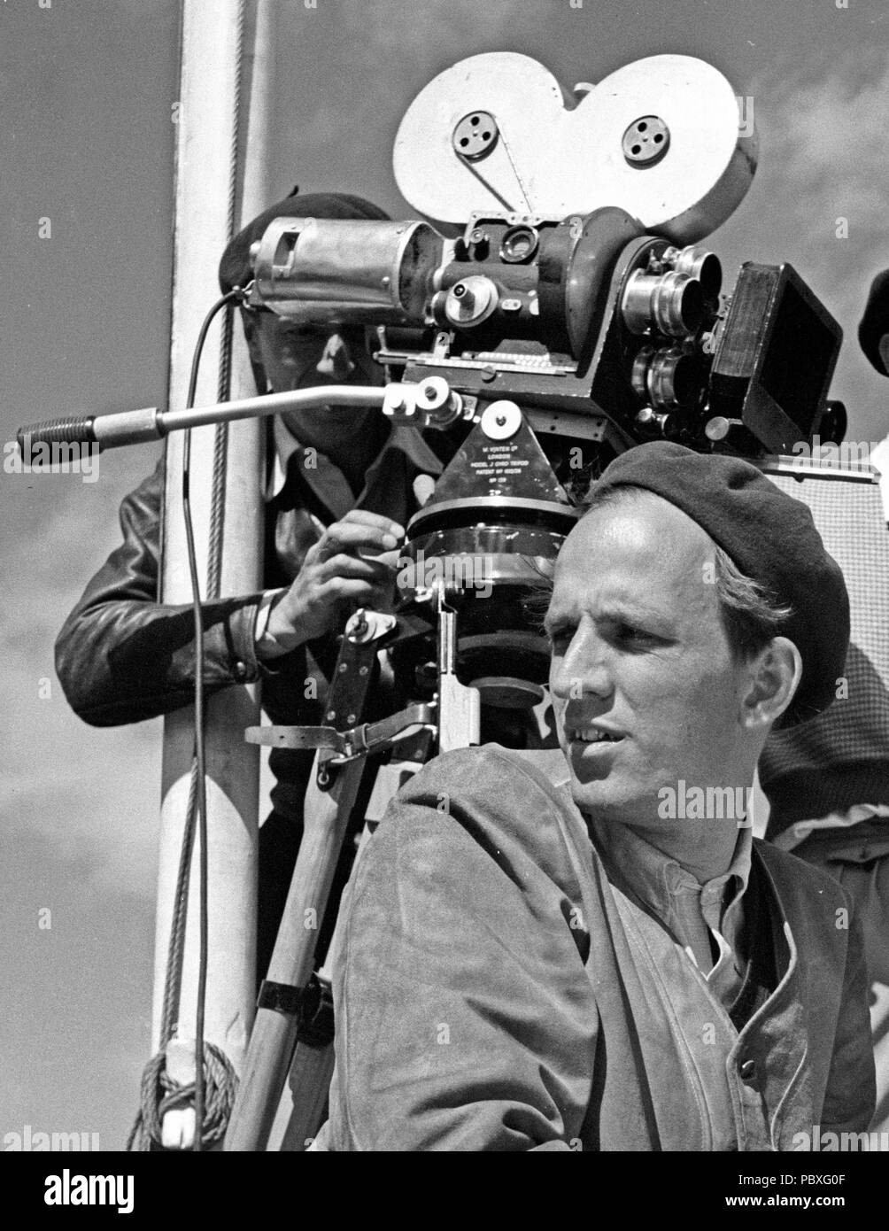 Ingmar Bergman. 1918-2007. Regista svedese. Nella foto qui 1950 sul set di un film del film estate interludio parlando di attore Birger Malmsten. La pellicola aveva premiere 1951. Fotografo: Kristoffersson/AZ32-11 Foto Stock