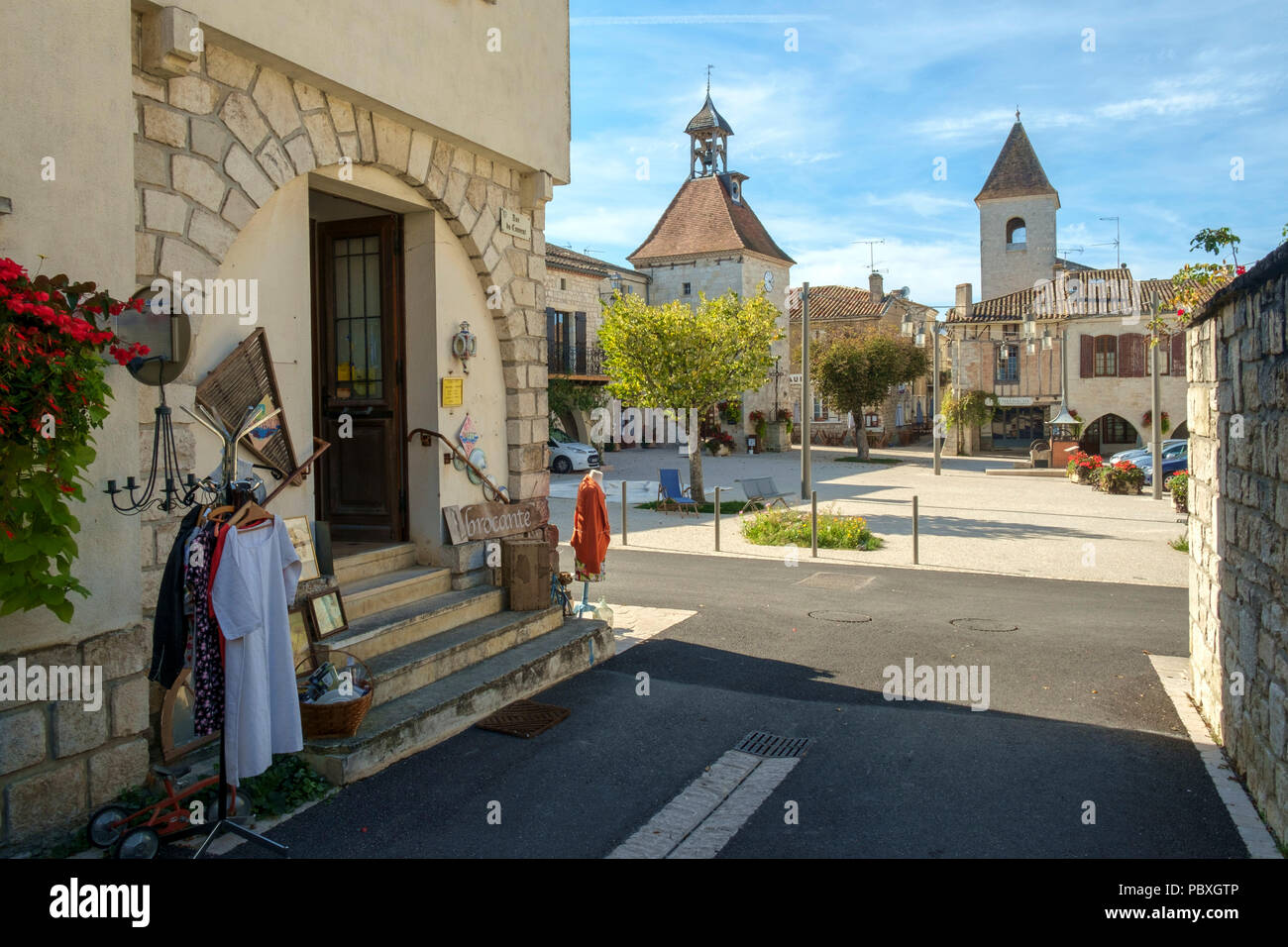 Tournon d'Agenais e Lot et Garonne, Francia - 27 Settembre 2017: Le strade sono vuoti di persone su una bella e soleggiata pomeriggio autunnale nelle zone rurali a Tournon d'Agenais e Lot et Garonne, Francia Foto Stock