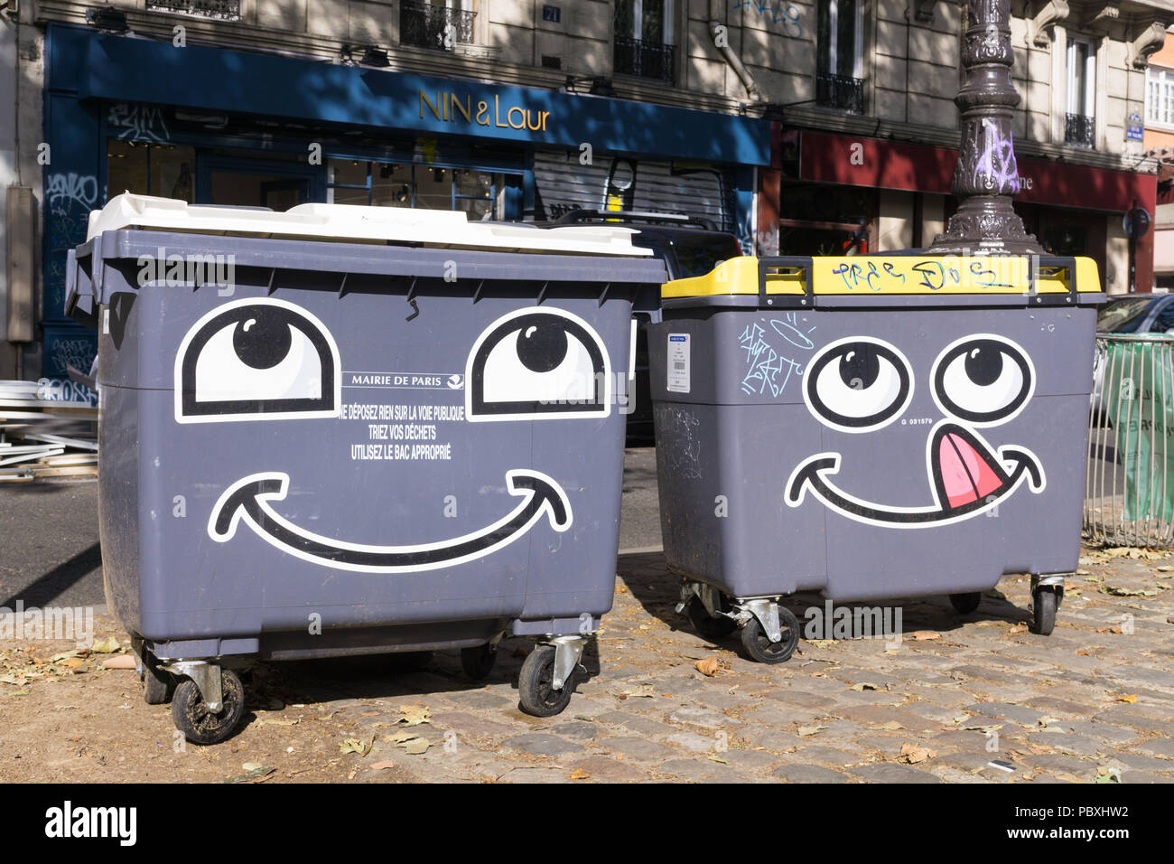 Funny decorate dei contenitori per i rifiuti per recyclables a Parigi, in Francia, in Europa. Foto Stock