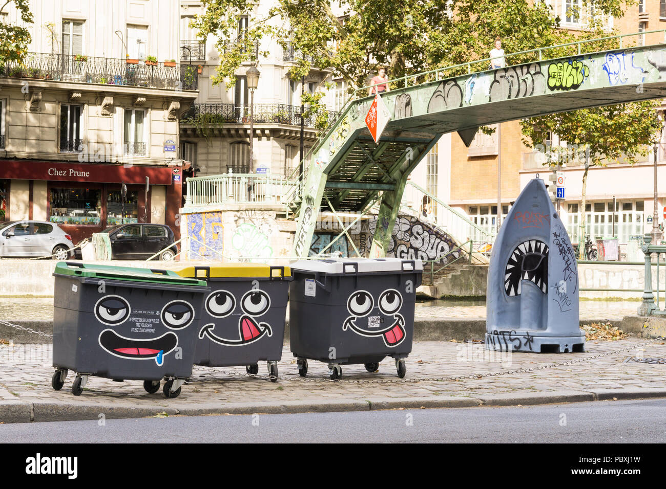 Funny decorate dei contenitori per i rifiuti per recyclables a Parigi, in Francia, in Europa. Foto Stock