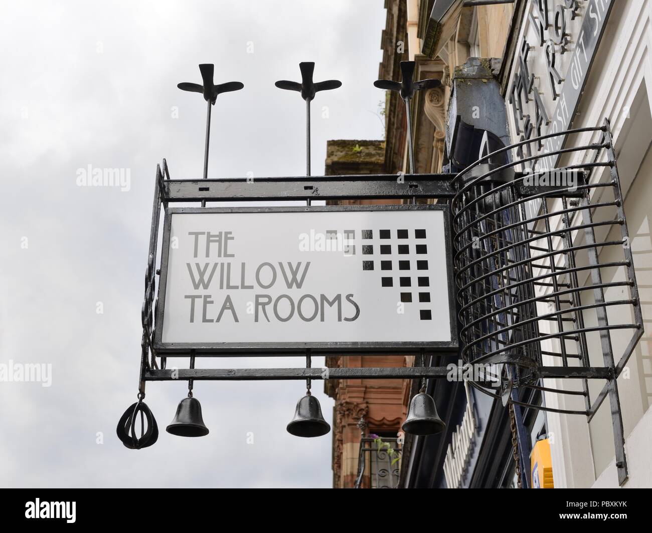 Un segno decorativo sopra la porta di ingresso per la Willow Tea Rooms a Buchanan Street, Glasgow, Scotland, Regno Unito Foto Stock