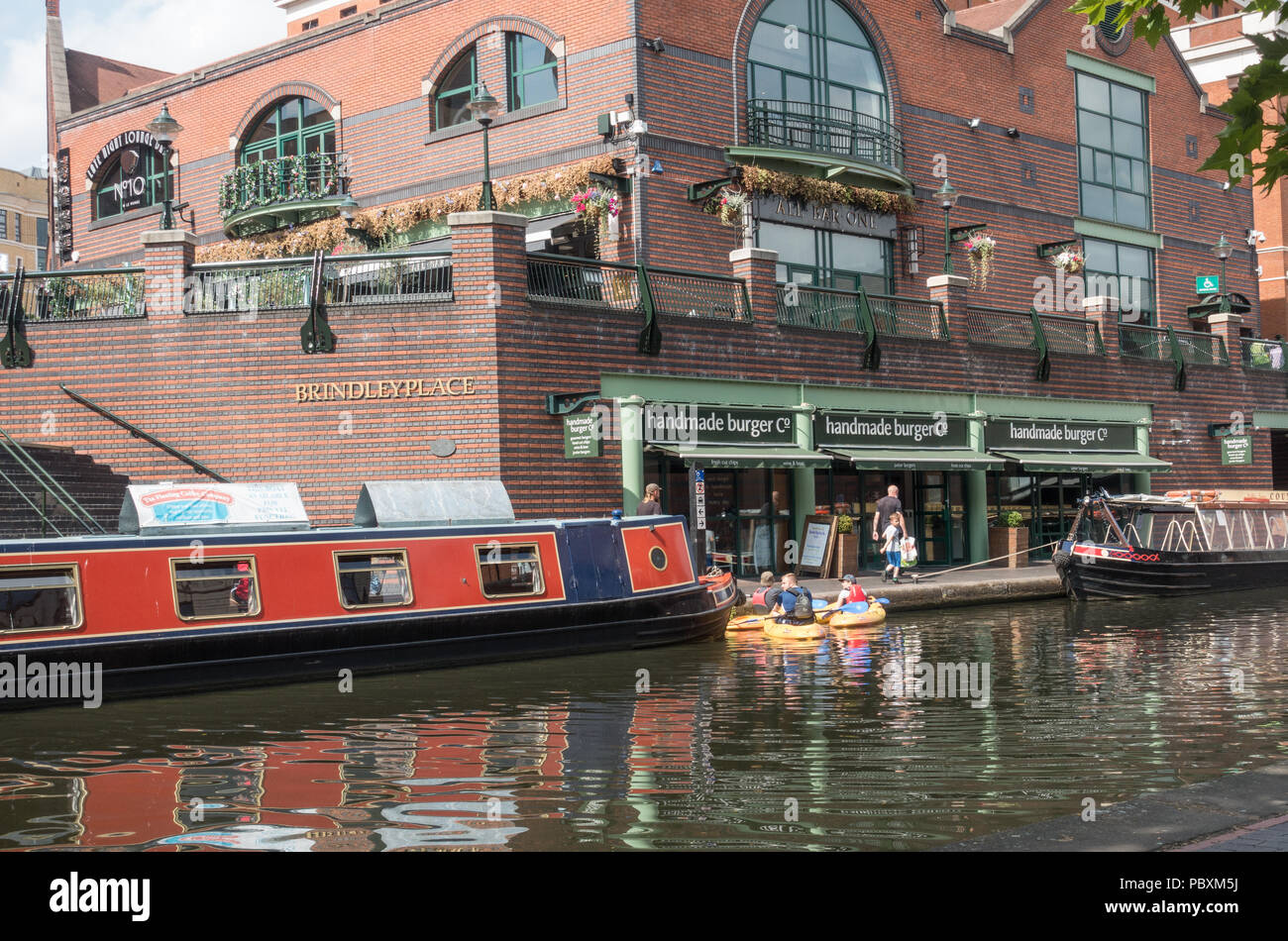 Barche del canale lungo la bellissima e pittoreschi canali di Birmingham nel Regno Unito Foto Stock