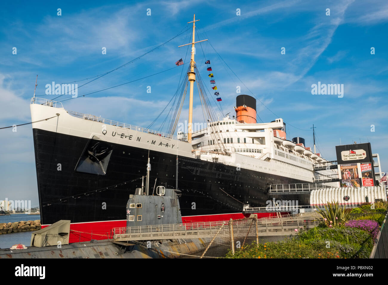 La Queen Mary nave, oggi sede di un museo e di grande attrazione turistica con il sottomarino russo Scorpion ormeggiata accanto ad esso, a Long Beach, California, CA, US Foto Stock