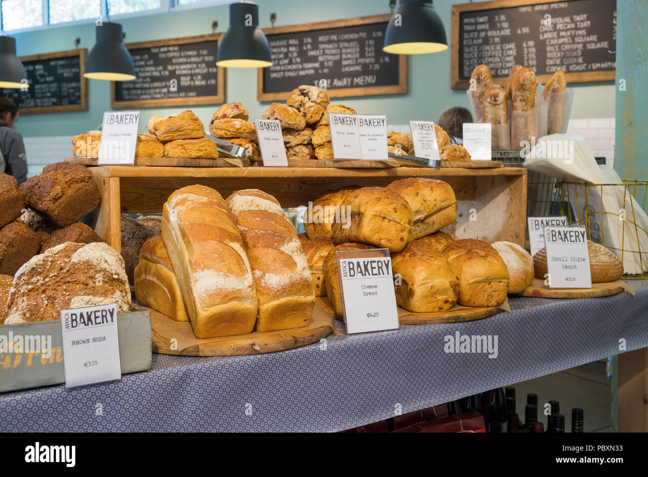 Specialità di pane sul display interno di un panificio, Repubblica di Irlanda, Europa Foto Stock