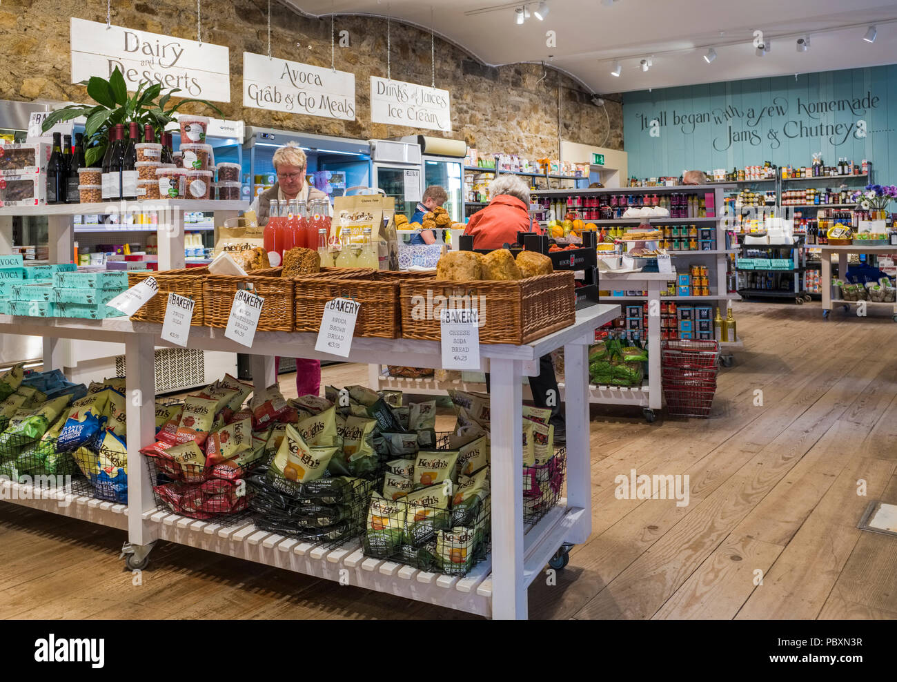 People shopping all'interno di un'Avoca store, una sistemazione di negozio di vendita al dettaglio nella Repubblica di Irlanda, Europa Foto Stock