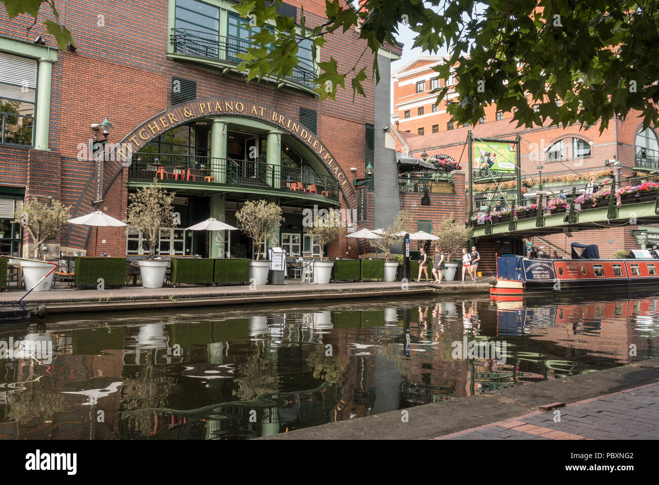 Barche del canale lungo la bellissima e pittoreschi canali di Birmingham nel Regno Unito Foto Stock