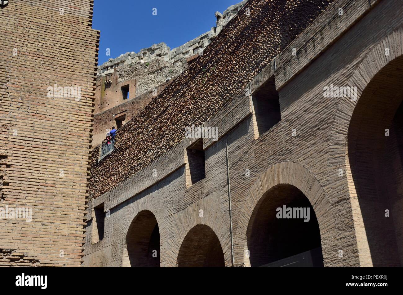 Interior vista parziale del Colosseo. Si tratta di un anfiteatro ovale, Roma, Italia.costruito in cemento e sabbia è il più grande anfiteatro mai costruito. Foto Stock