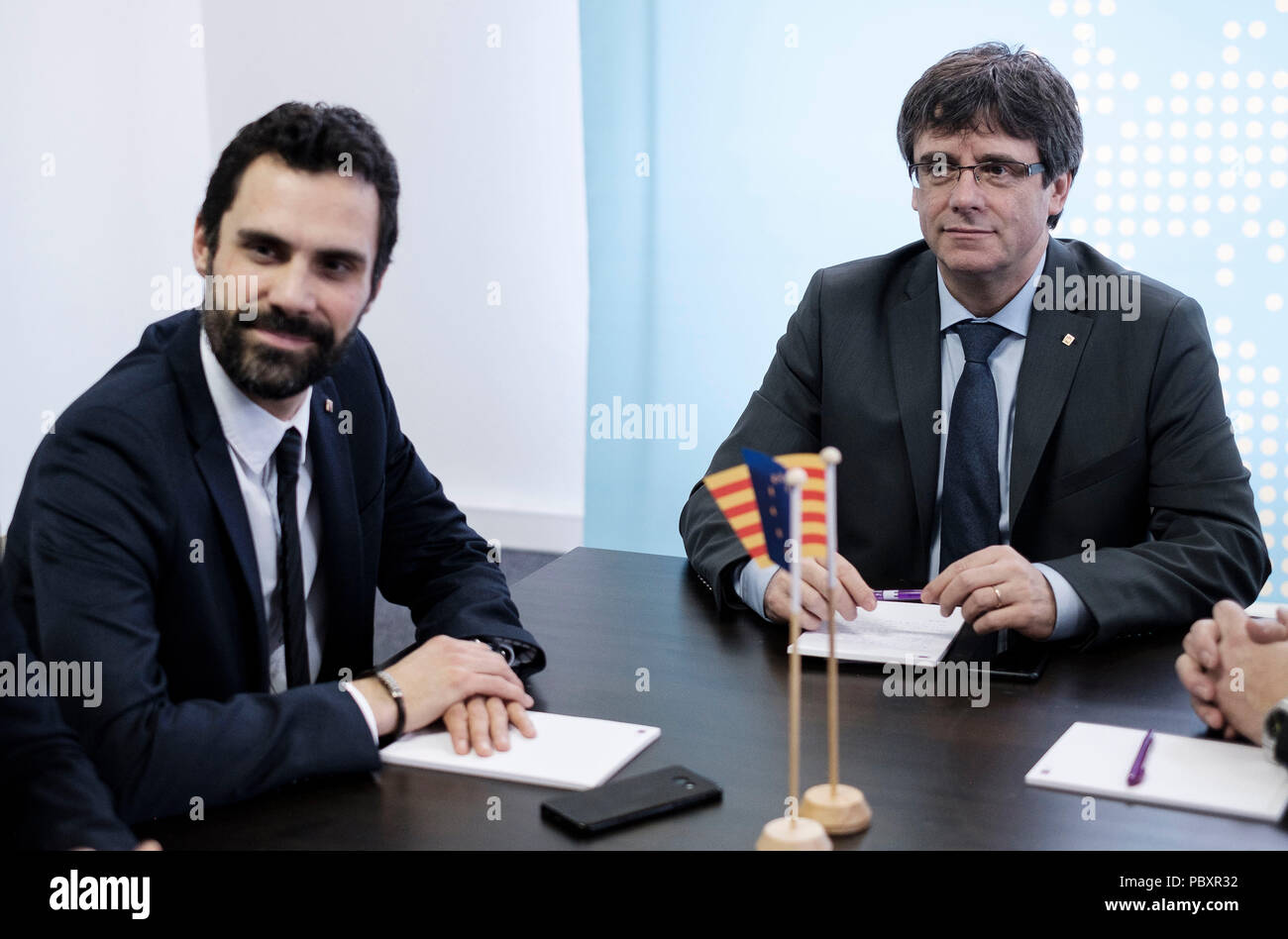 Il Belgio, Bruxelles, su 2018/01/24: Carles Puigdemont, ex presidente della Generalitat di Catalogna, con Roger Torrent, Presidente del Parlamento europeo Foto Stock