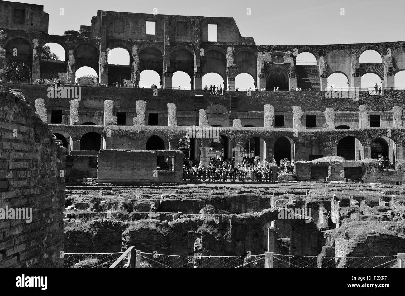 Interior vista parziale del Colosseo. Si tratta di un anfiteatro ovale, Roma, Italia.costruito in cemento e sabbia è il più grande anfiteatro mai costruito. Foto Stock