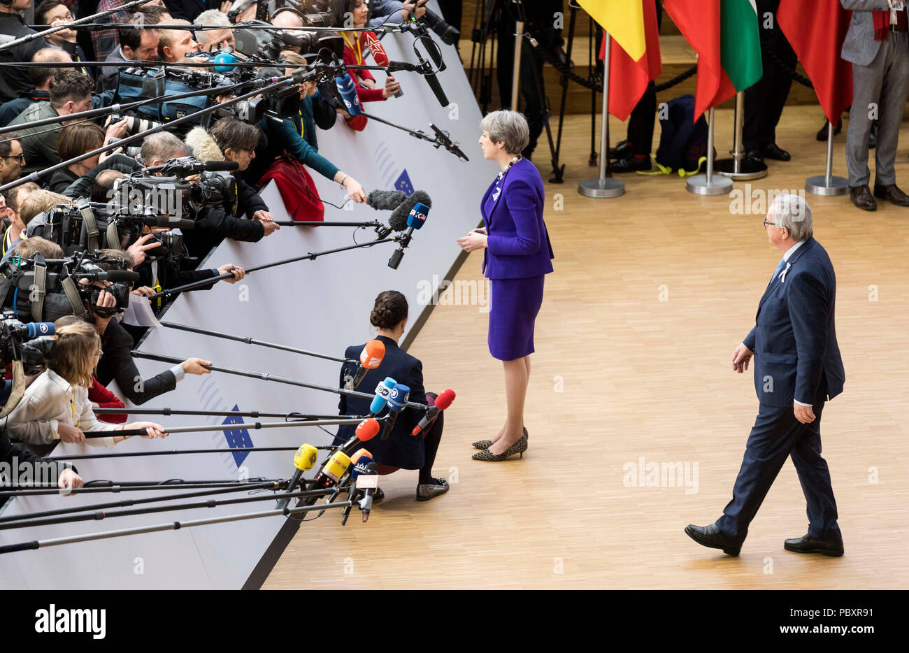 Il Belgio, Bruxelles su 2018/03/22: il Vertice dei Capi di Stati. Il Primo Ministro inglese Theresa Maggio rispondendo alle domande dei media e Jean Claude Juncker, p Foto Stock