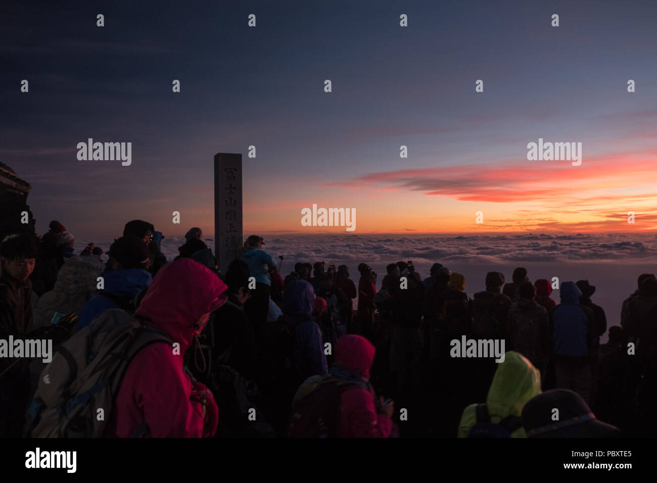 Gli alpinisti guarda una spettacolare alba al vertice del Monte Fuji in Giappone (altitudine 3776 m. Foto Stock