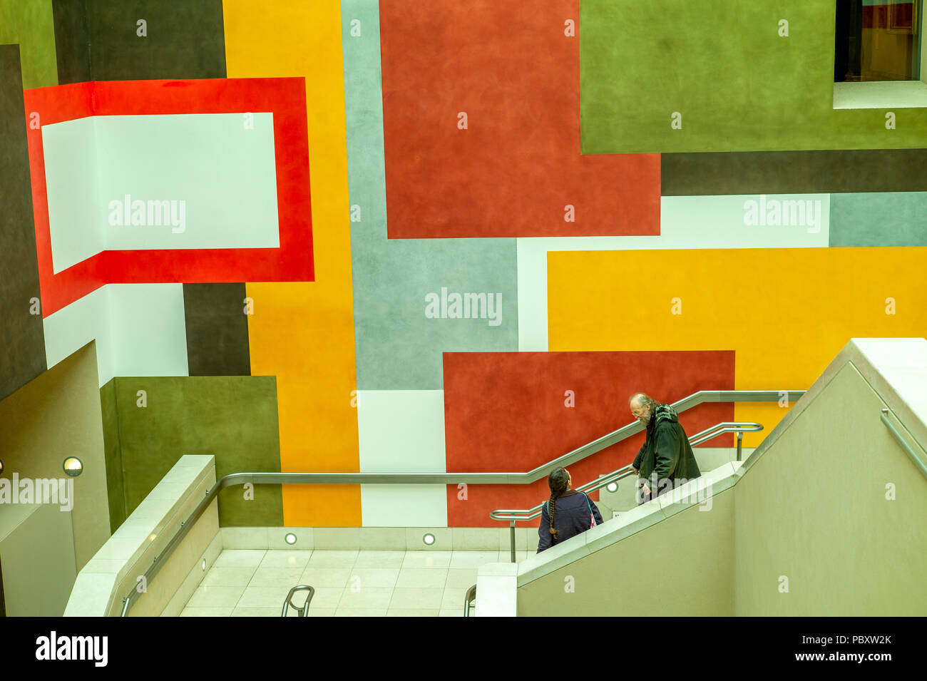 Persone che camminano giù per le scale alla Tate Britain Foto Stock