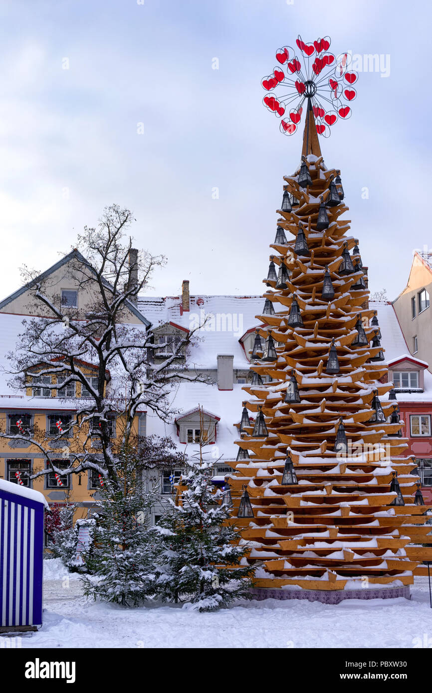 Stilizzata struttura decorativa con cuore rosso sulla parte superiore tra le vecchie case sulla piazza Livu nella riga per il Natale Foto Stock