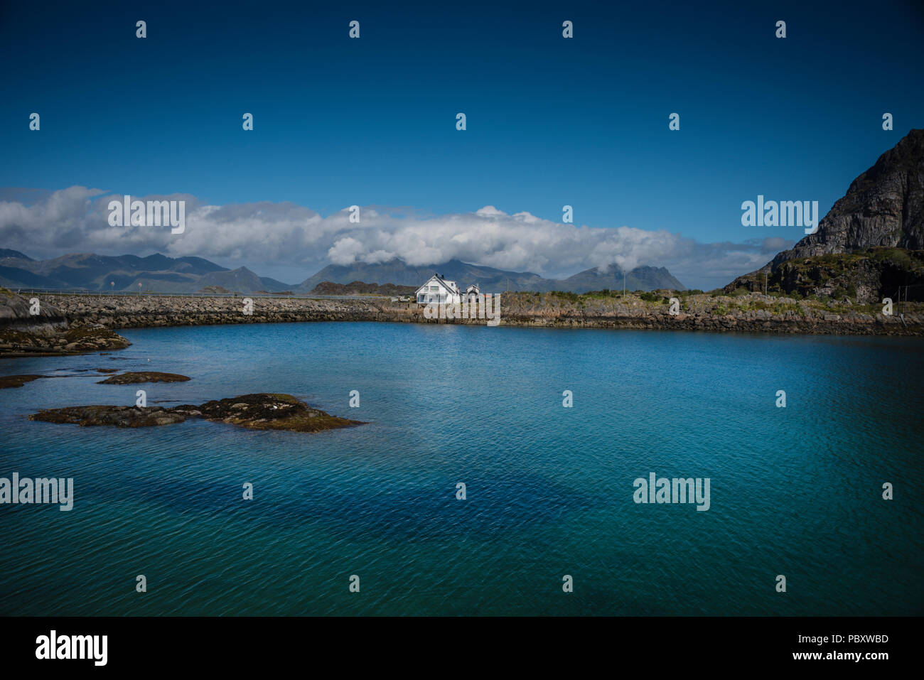 La vista dalla strada per Henningsvaer, Isole Lofoten in Norvegia. Foto Stock