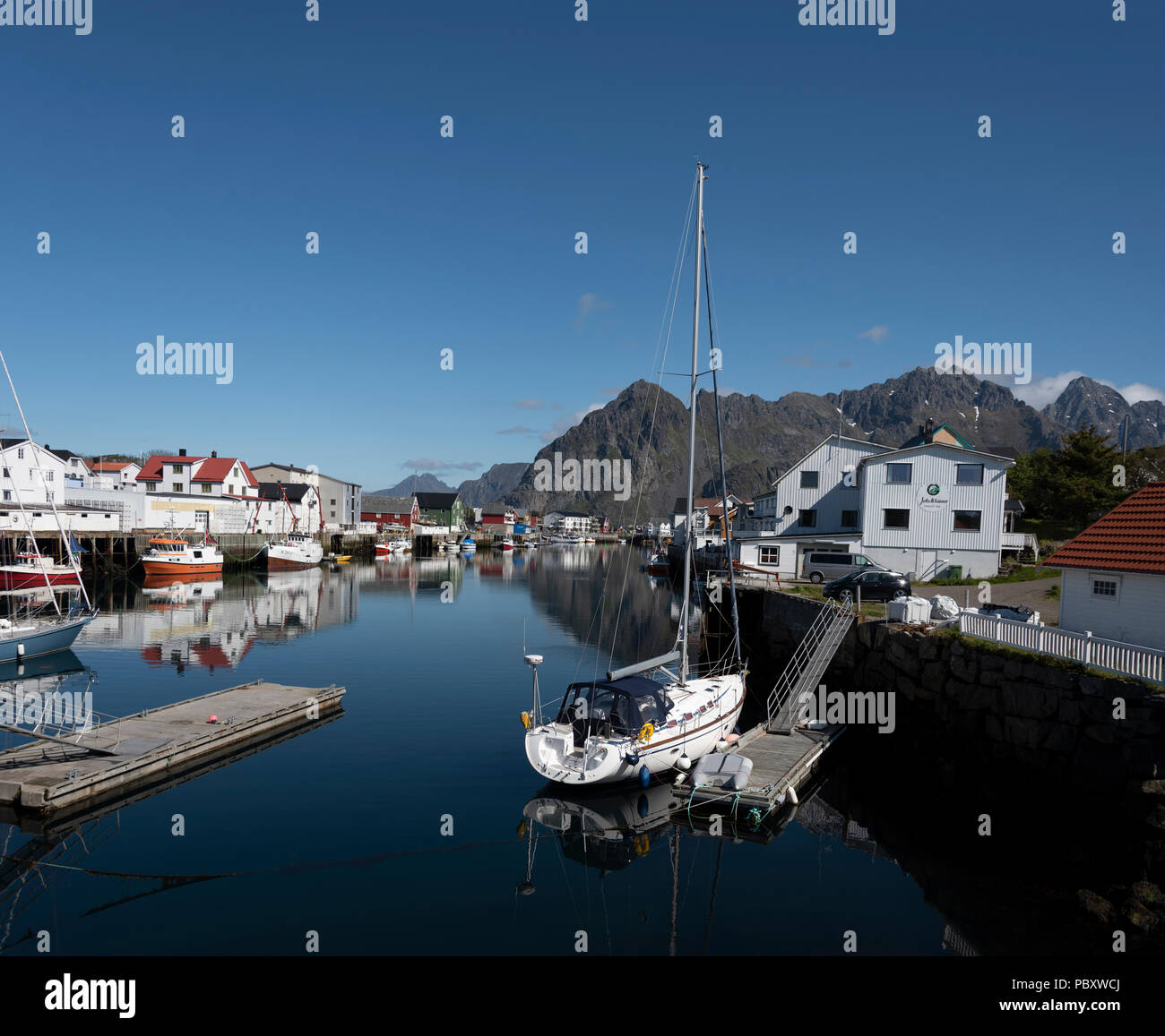 La vista del porto di Henningsvaer, Isole Lofoten in Norvegia. Foto Stock