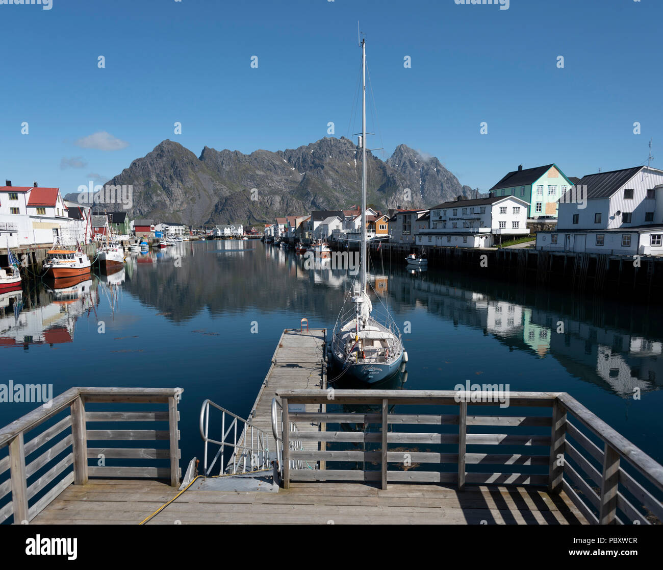 La vista del porto di Henningsvaer, Isole Lofoten in Norvegia. Foto Stock