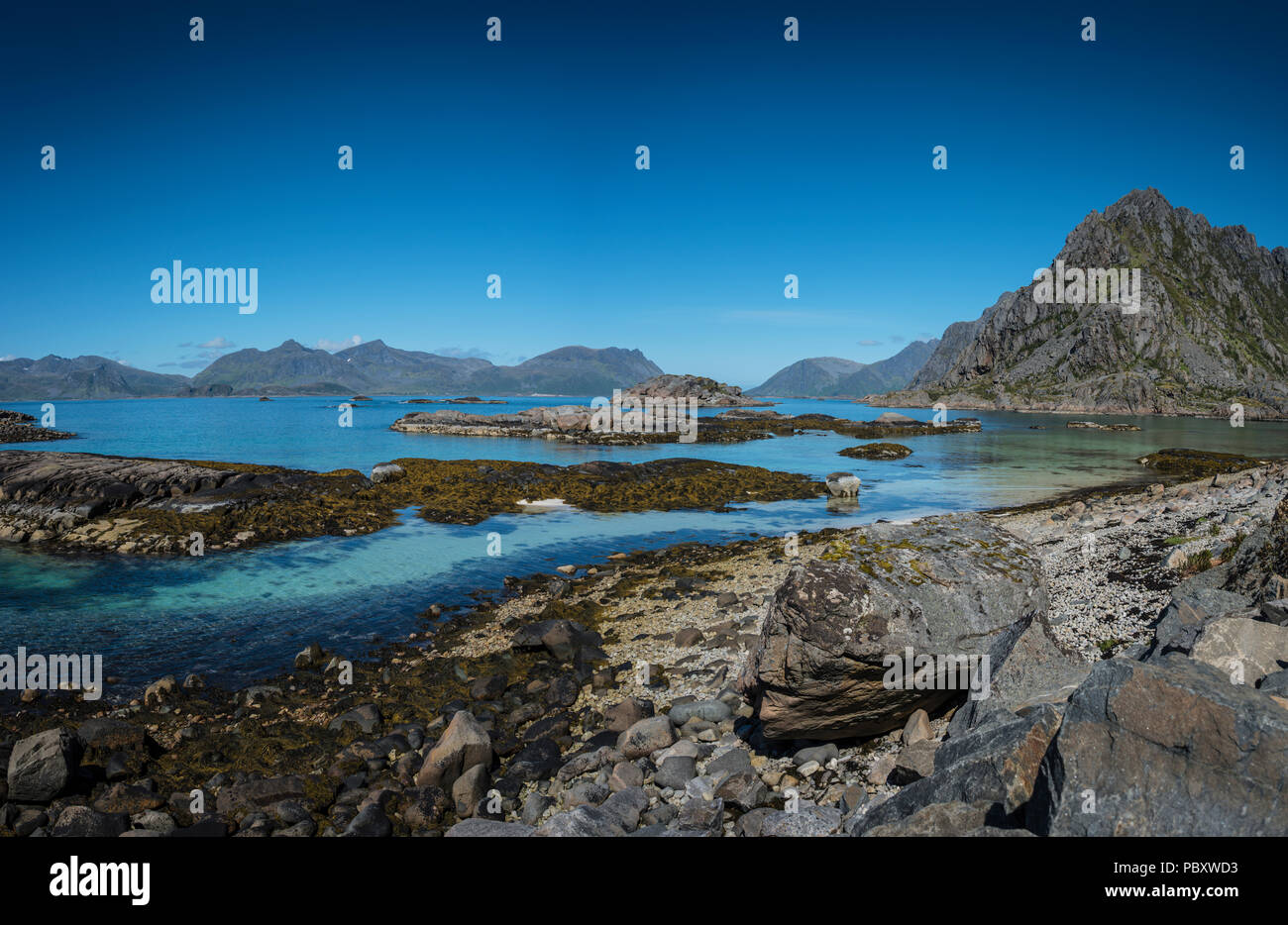 La vista dalla strada per Henningsvaer, Isole Lofoten in Norvegia. Foto Stock