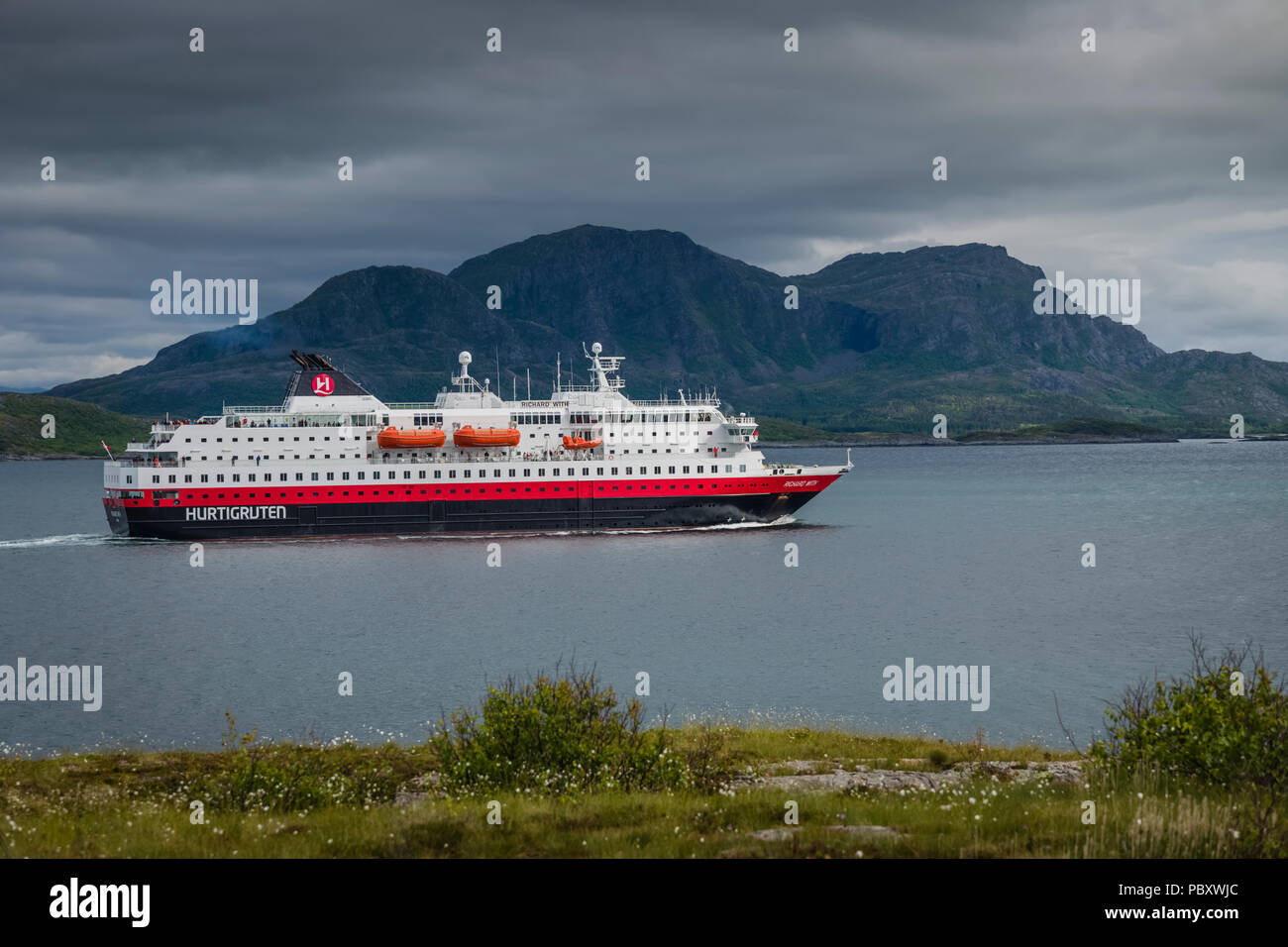 MS Richard con la navigazione di uno stretto canale vicino al Torghatten, Brønnøysund, Norvegia. Foto Stock