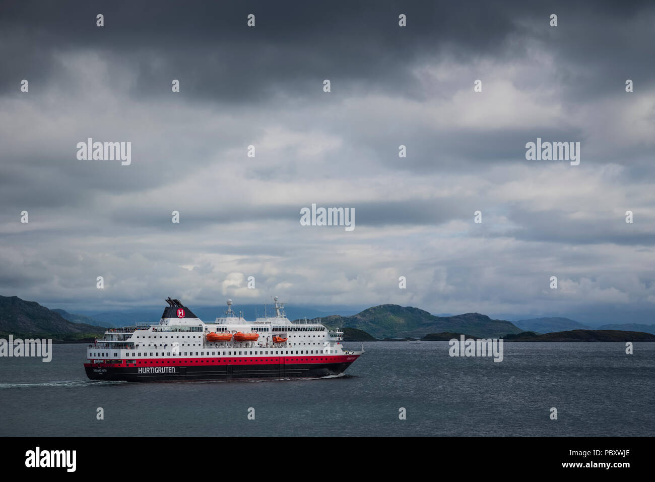 MS Richard con la navigazione di uno stretto canale vicino al Torghatten, Brønnøysund, Norvegia. Foto Stock