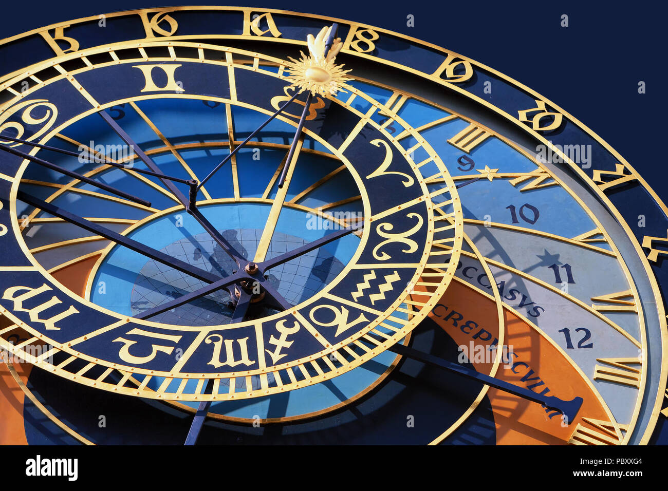 Antico orologio astronomico torre con i segni dello zodiaco e il tempo siderale presso la Piazza della Città Vecchia di Praga Foto Stock